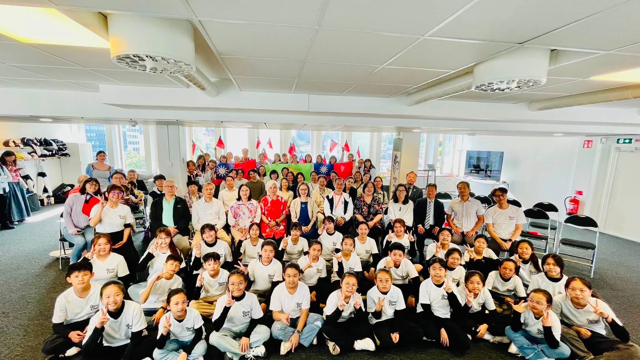 Ambassador Phoebe Yeh met with the Taiwanese delegation of the Dacun Elementary School Choir