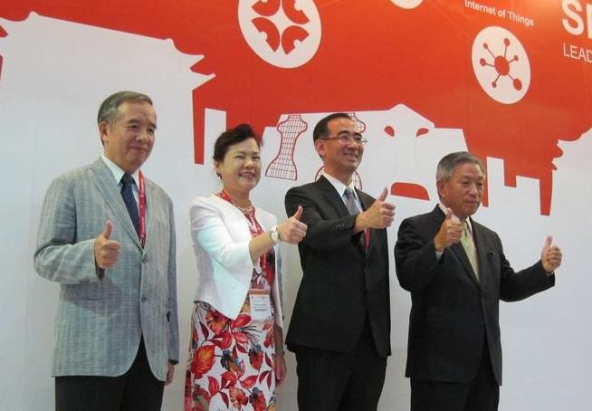 Amb. Tien Chung-Kwang (1st right) thumbs up with Hon. Wang Mei-Hua (2nd left), Vice Minister of ROC (Taiwan) Ministry of Economic Affairs, Kuo Lin-Wu (2nd right), Vice Chairman of the Taiwan External Trade Development Council and Francis Tsai (1st left), Chairman of India Economic and Trade Committee under the Taiwan Electrical and Electronic Manufacturers’ Association in front of the Taiwan Excellence Pavilion at the 3rd ‘Smart Cities Expo India’ May 10, 2017.