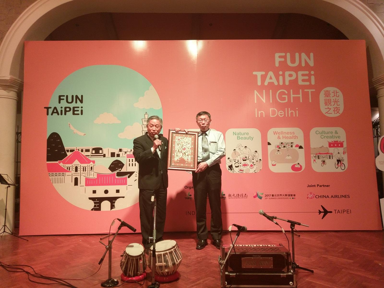 Amb. Tien Chung-Kwang (left), Representative of Taipei Economic and Cultural Center in India, handed a souvenir painting to visiting Taipei City Mayor Ko Wen-je to appreciate his efforts in promotion of city ties during the “Fun Taipei Night”  at the Taj Mahal Hotel March 30, 2017.