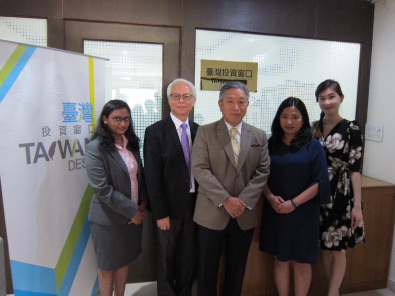 Amb. Tien Chung-Kwang (center) photographed with Yang Hung, Director of Economic Division (2nd left) and representatives from KPMG in India at the inauguration ceremony for ‘Taiwan Desk.’