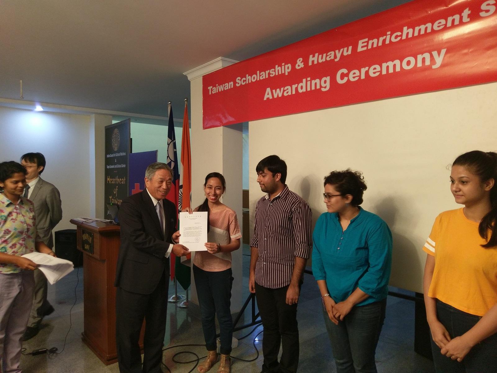 Amb. Tien handed out the certificate of Taiwan Scholarship to one of the Indian recipients.