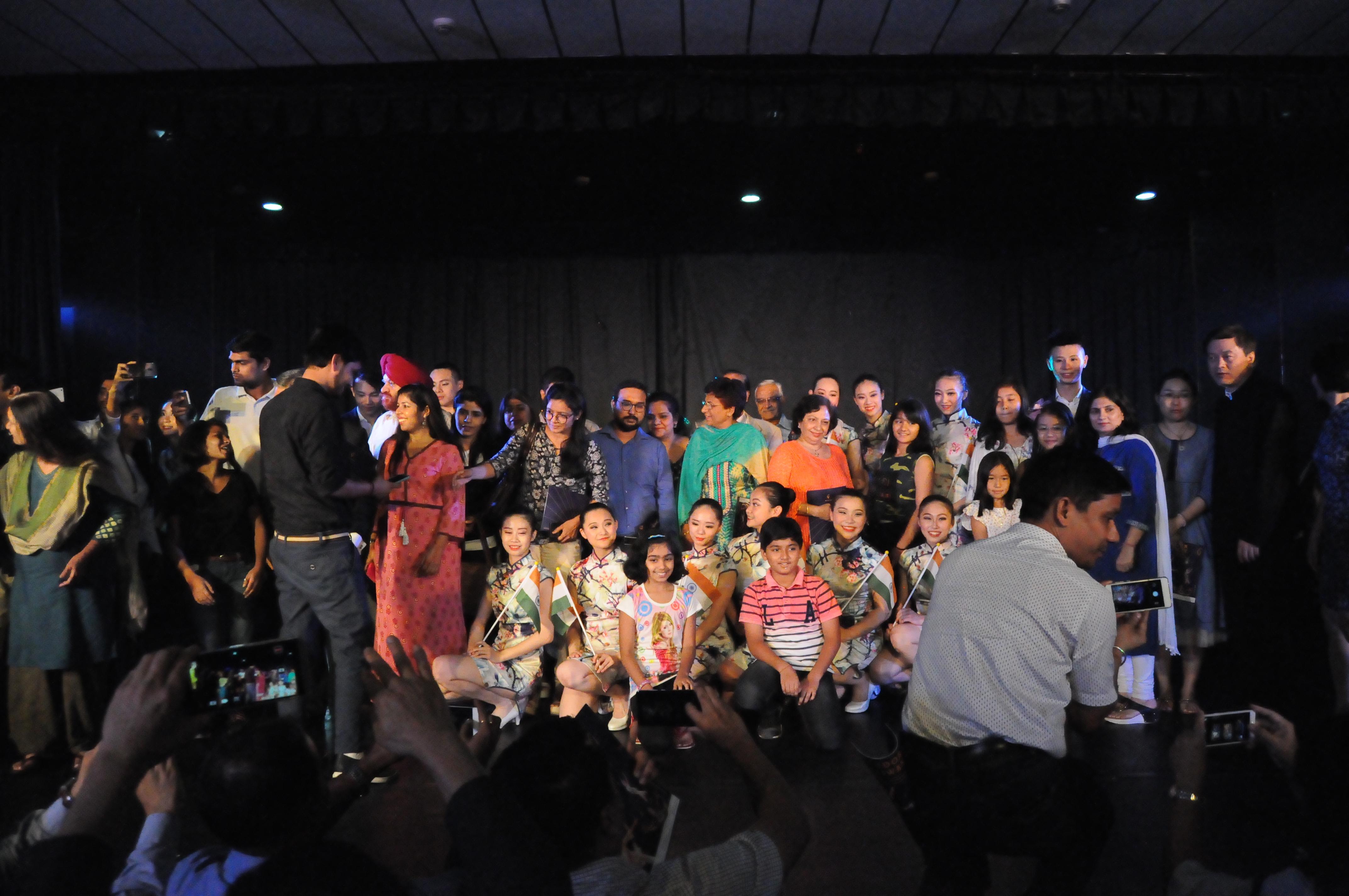 The audience were invited to take photos with Da-Guan Dance Theater members.