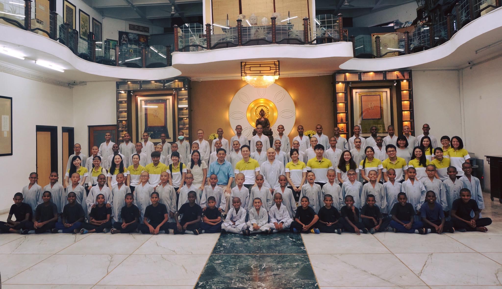 Members of the Taiwan Youth Ambassadors took a group photo with the students at the Fo Guang Shan Educational and Cultural Center in New Delhi Aug. 30, 2017.