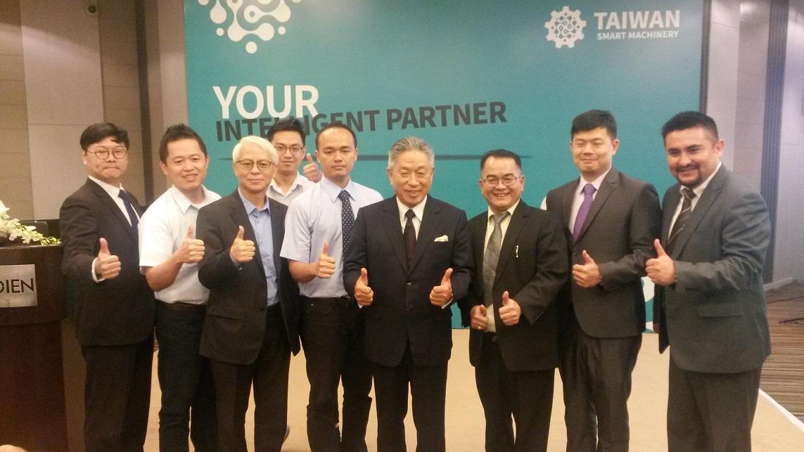Group photo of TECC Amb. Tien and other guests in the Taiwan Automobile Manufacturing Forum.