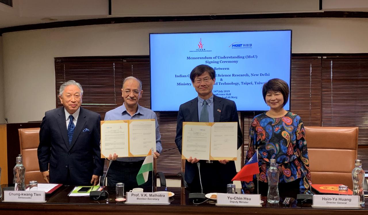 Amb. Tien (Left1), Prof. V K Malhotra (Left 2), Prof. Hsu (Right 2) attended the Signing Ceremony.