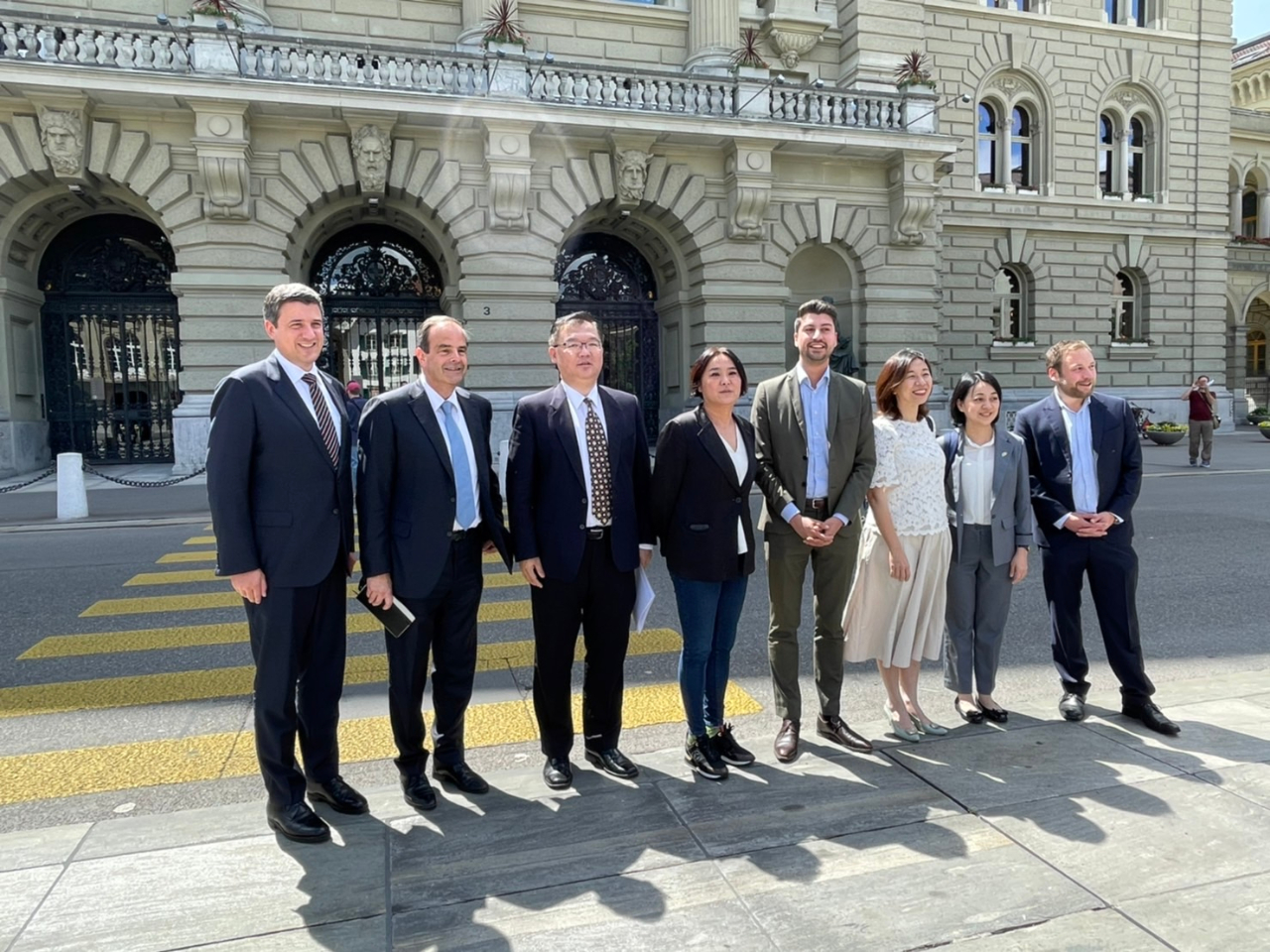 與瑞士國會友台小組議員在國會大廈前合影
左起: Mathias Zopfi、Gerhard Pfister、李立法委員德維、陳立法委員玉珍、Fabian Molina，林立法委員靜儀、王立法委員婉諭、Lukas Reimann
