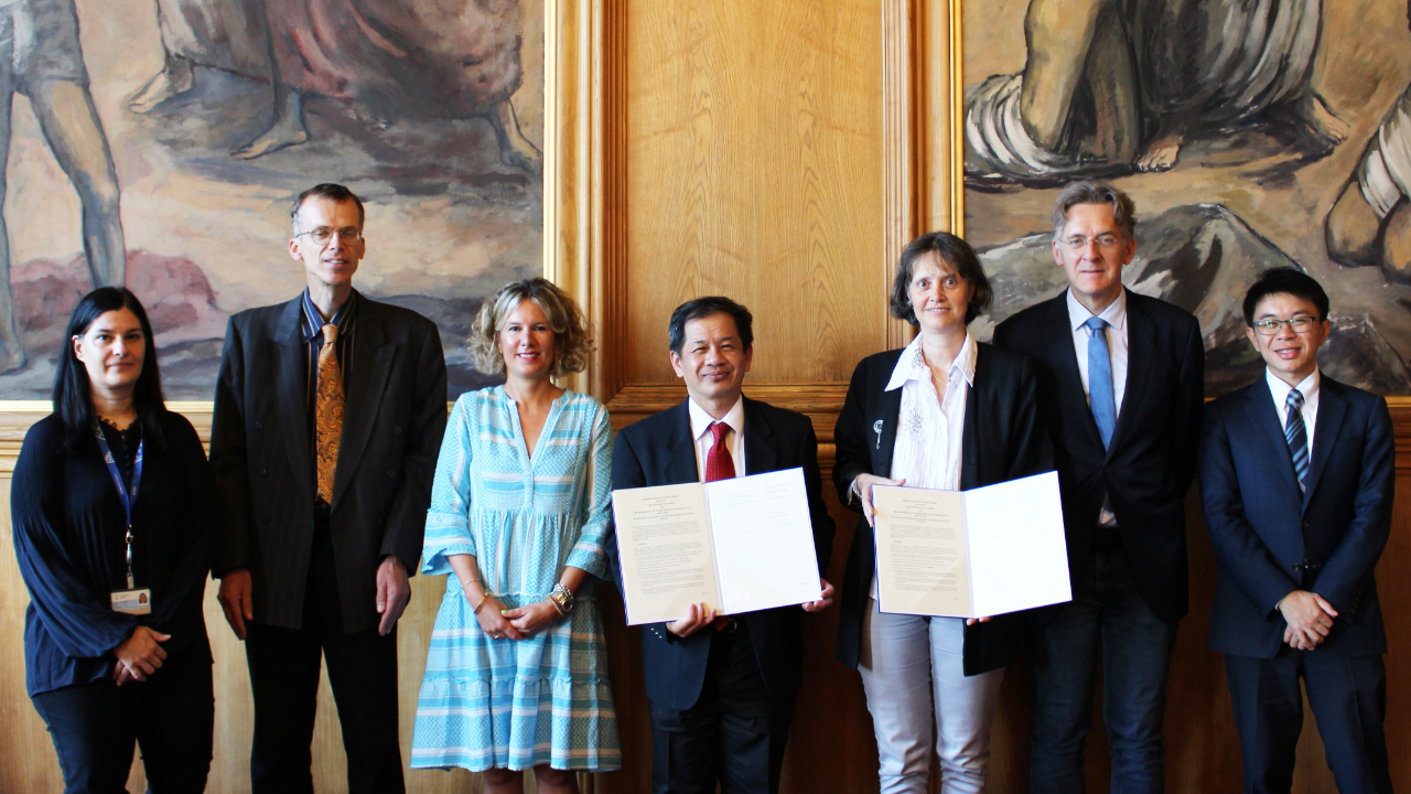Dr. David Wei-Feng, Huang signs the MOU on Taiwan Studies with the University of Zurich.