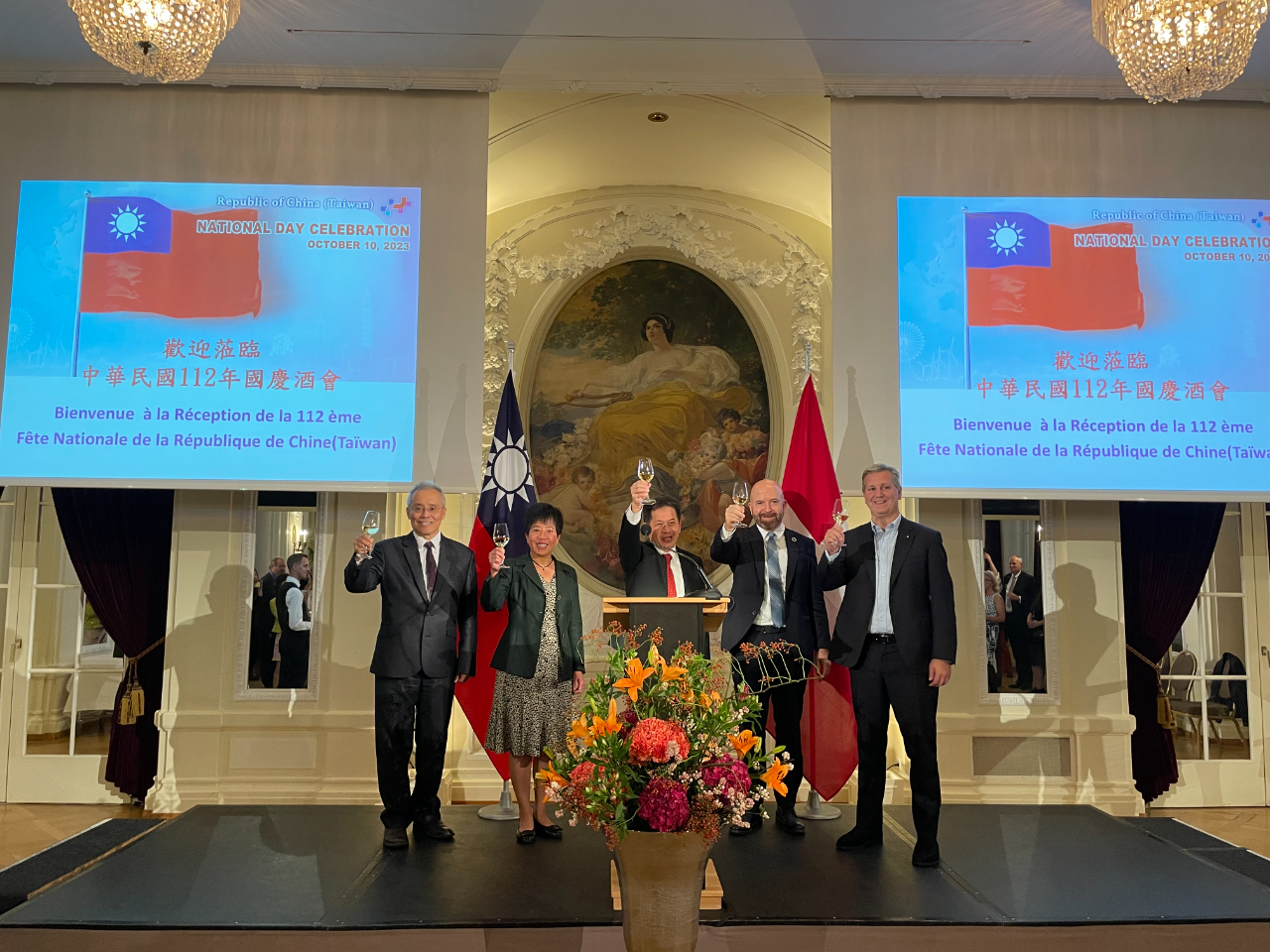 Dr. David Wei-Feng, Huang makes a toast with distinguished guests and celebrates the National Day of the Republic of China (Taiwan).