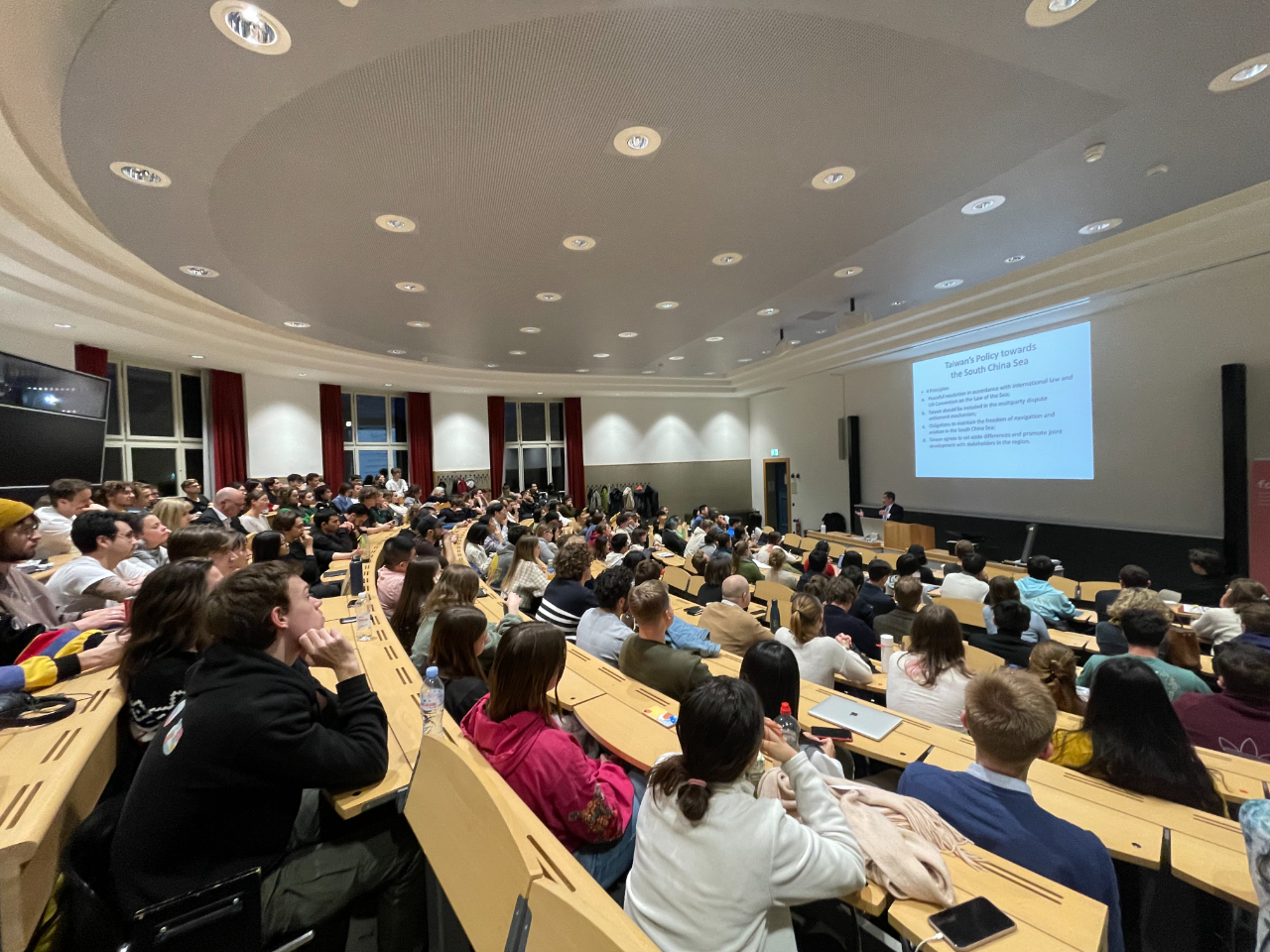 Mar. 7th, Dr. Huang is invited by Swiss foreign policy think tank Foraus to give speech on Security Concerns in the Indo-Pacific: South China Sea and the Taiwan Strait, nearly 200 participants attended the event, including foreign officials, scholars, journalists and students.
