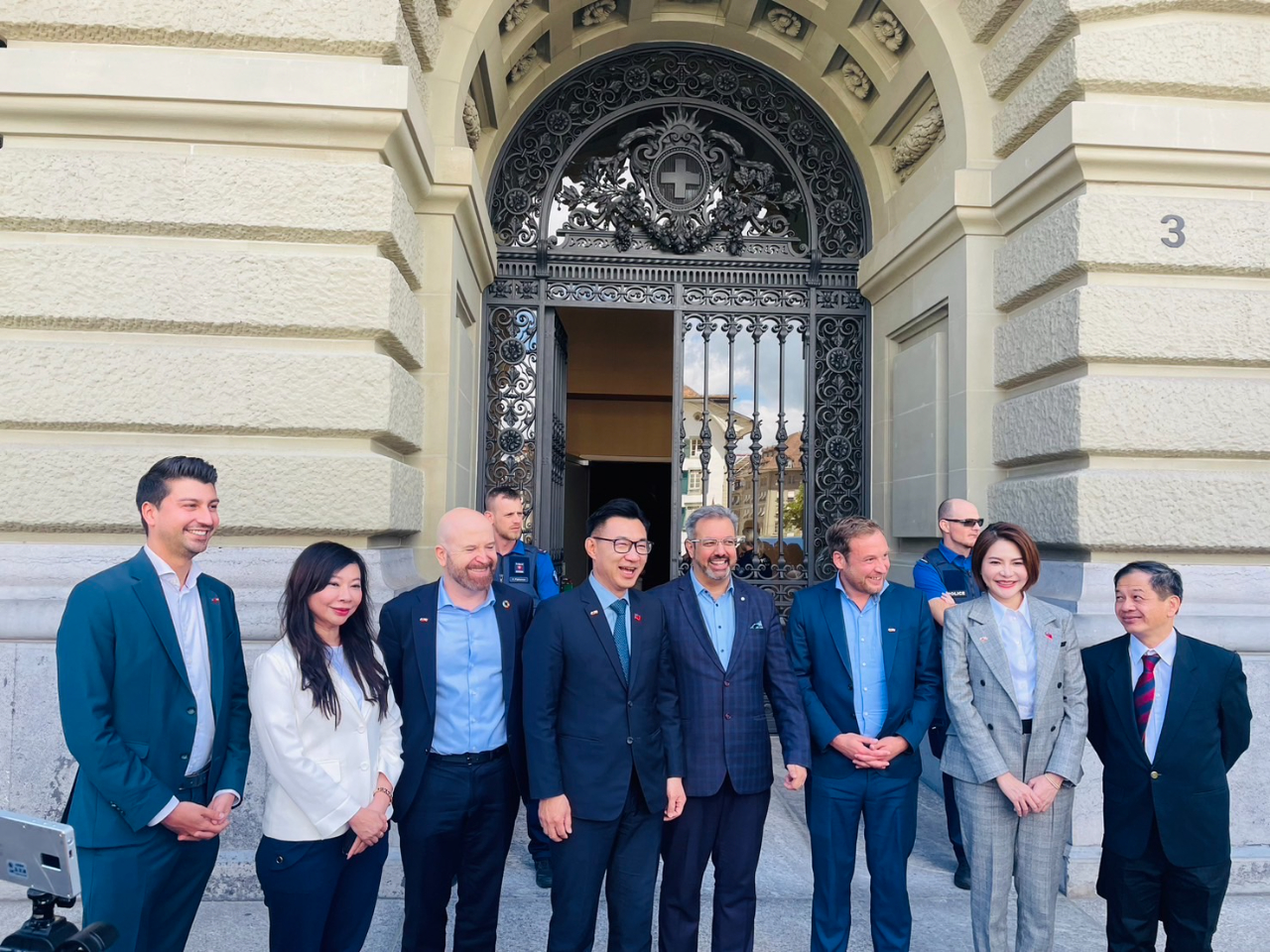 Johnny Chiang, the Vice President of Legislative Yuan, led a parliamentarian delegation to Bern and met with Taiwan-Swiss Friendship Group.