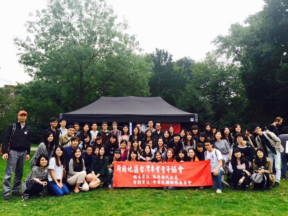 由阿姆斯特丹大學台灣同學會與荷蘭台灣專業青年協會聯合舉辦的中秋迎新活動，9月17日晚間在阿姆斯特丹東方公園(Oosterpark)舉行，80多位來自阿姆斯特丹、鹿特丹、烏特列支、台夫特、瓦赫寧根的留學新生、舊生與畢業後工作定居的專業青年相見歡，以外燴烤肉方式慶祝中秋與迎新。
這次活動是近年來少見的大型聯合迎新活動，活動發起人阿姆斯特丹大學研究生吳明叡同學本身也是新生，憑著服務熱忱，在阿姆斯特丹團隊與荷蘭台灣專業青年協會協助下，短時間獲得眾多學校同學響應，內完成活動籌備工作。當天同學互動熱絡，為在荷蘭第一個中秋留下美好印象。
駐荷蘭代表處施博祥秘書與曾秘書恭灝特地前往參加支持，鼓勵同學除了相互認識，也多認識已經走過留學路，在荷蘭生根落戶的僑胞，傳承經驗。
