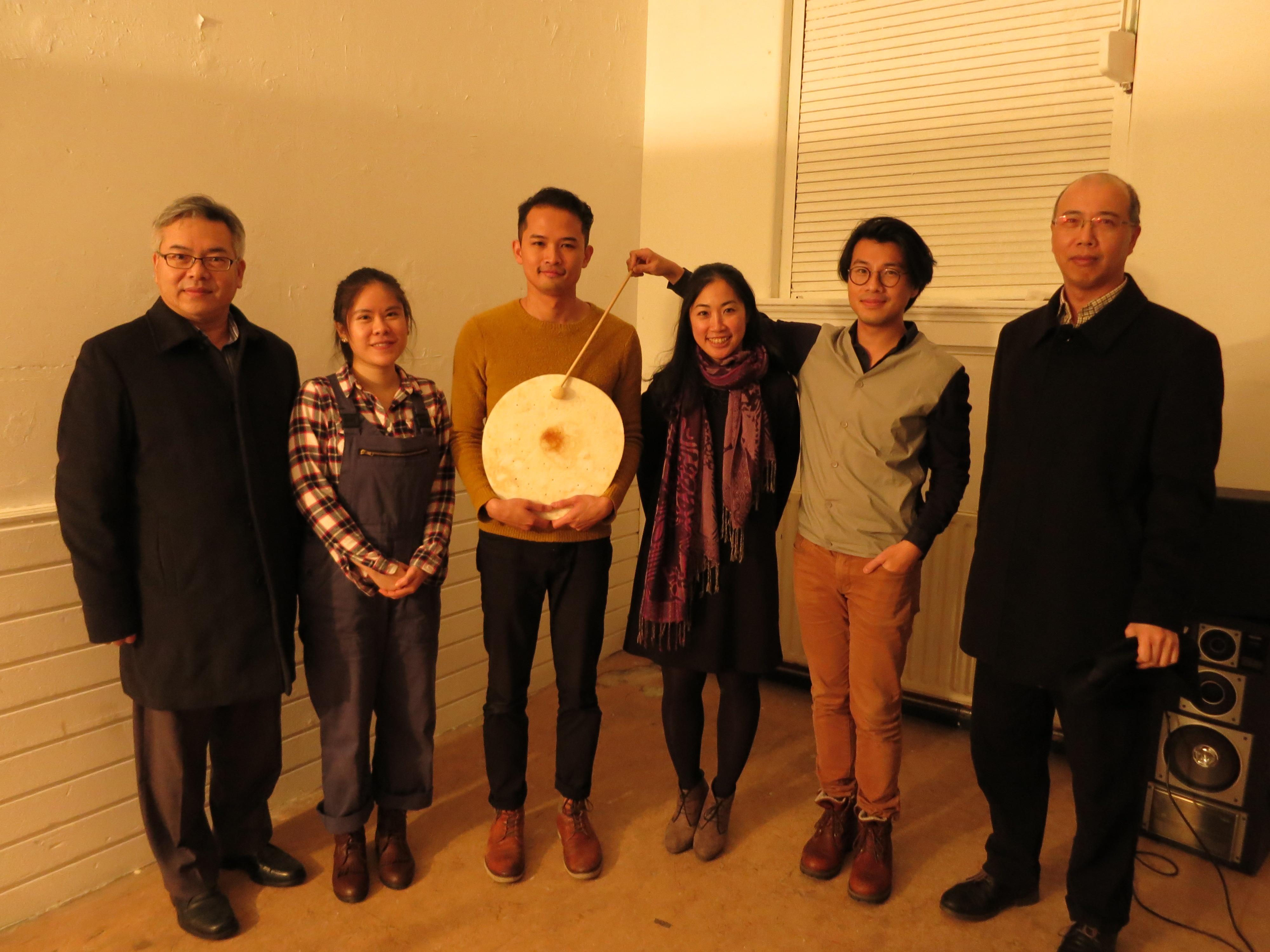 駐荷蘭代表處邱隆藤副代表(左)及施博祥僑務秘書(右)12月11日出席旅荷青年藝術家平台台荷藝集第一次藝術家分享工作坊，活動後與4位講者辜永端、吳哲陞、傅文沁、方斯由合影。