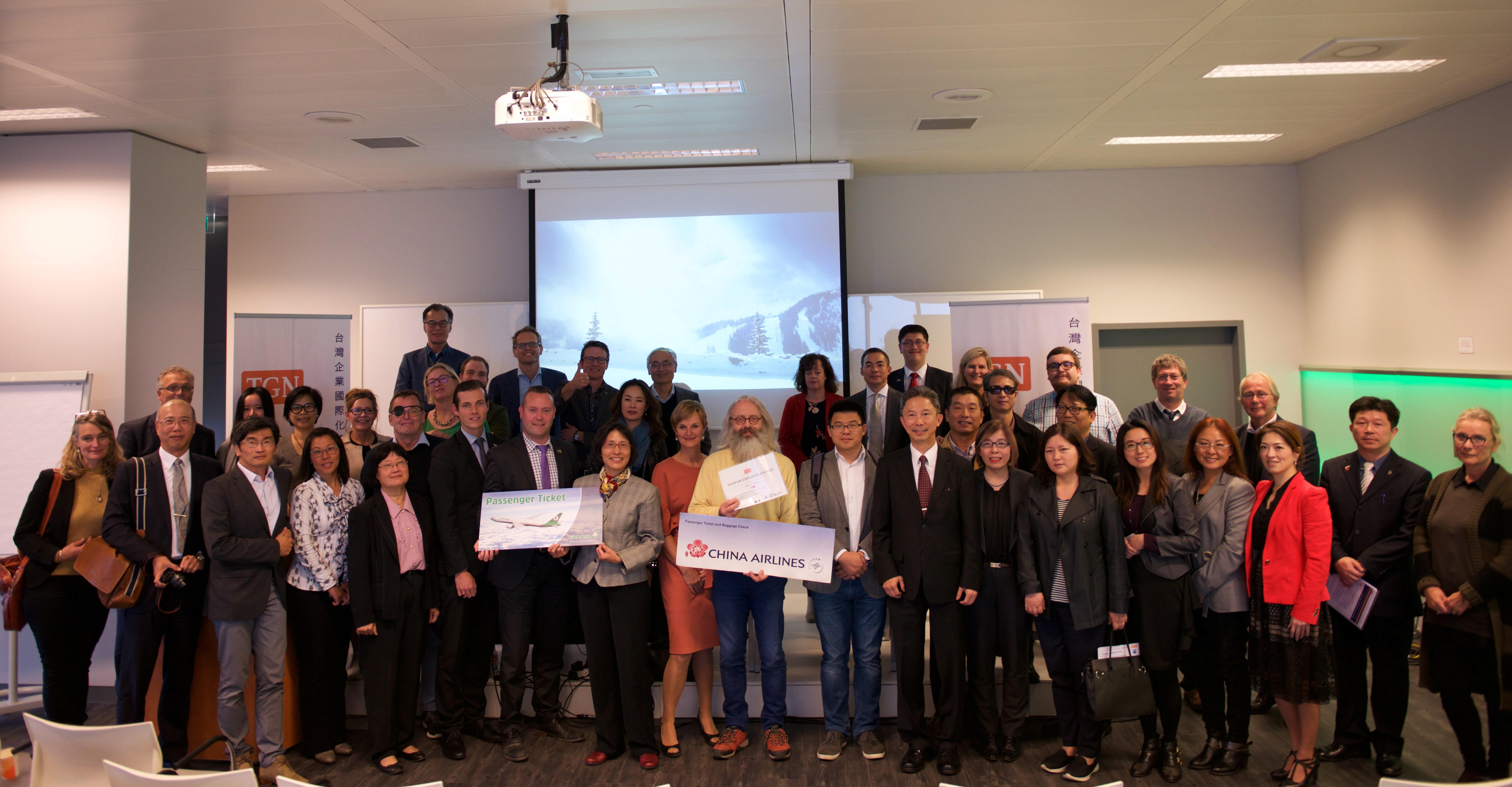 周台竹大使(前排右八)於論壇結束後與講者及參加來賓合影。前排左八為TGN負責人許秀芳女士。