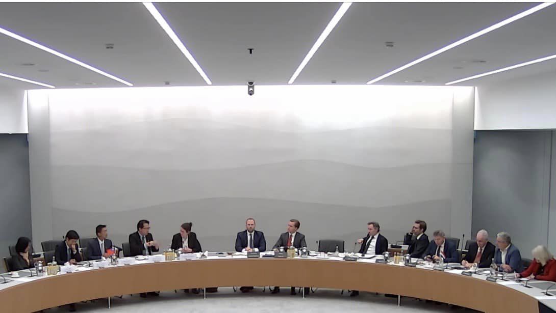 For the very first time in the history, a parliamentairy delegation from Taiwan was officially received by the Dutch Parliament.
February 14 marked a historic day for the parliamentarian relations between The Netherlands and Taiwan. Taiwanese lawmakers Chiu Chih-Wei, Tsai Shih-Ying and Hsu Chih-Chieh, along with Representative HsinHsin Chen, were welcomed by the Foreign Affairs Committee of the Tweede Kamer, the lower house of the Dutch parliament. They were personally welcomed by the committee chairman Mr. Rudmer Heerema (VVD), and among others, MPs Sjoerd Sjoerdsma (D66), Agnes Mulder (CDA), Raymond de Roon (PVV), Jan Klink (VVD) Mustafa Amhaouch (CDA), Wybren van Haga (BVNL) and Derk-Jan Eppink (JA21)
The head of delegation, Mr. Chiu, first thanked the Tweede Kamer for passing six motions in recent years to show their continued support for Taiwan. He expressed hope that the two countries can further deepen their relations in a world with mounting threats from authoritarian countries.
Mr. Tsai and Hsu expressed theirs concerns about the unprecedented Chinese aggression. They argued that both fortifying Taiwan’s self defense capability and facilitating equal dialogue from both sides of the Taiwan Strait are equally important to prevent war. In recent years the Taiwan’s Legislative Yuan has passed a series of bills to increase Taiwan’s national defense budget in order to strengthen its military resilience. 
During the meeting the Taiwanese and Dutch MPs also exchanged opinions on the war on Ukraine and its repercussions for Taiwan, Taiwan’s relations with Indo-Pacific countries, and Taiwan-EU’s cooperation on the semiconductor industry. Mr. Chiu thanked the Tweede Kamer for its warm hospitality, and hoped that the Dutch parliament can also form a delegation to visit Taiwan in the near future.