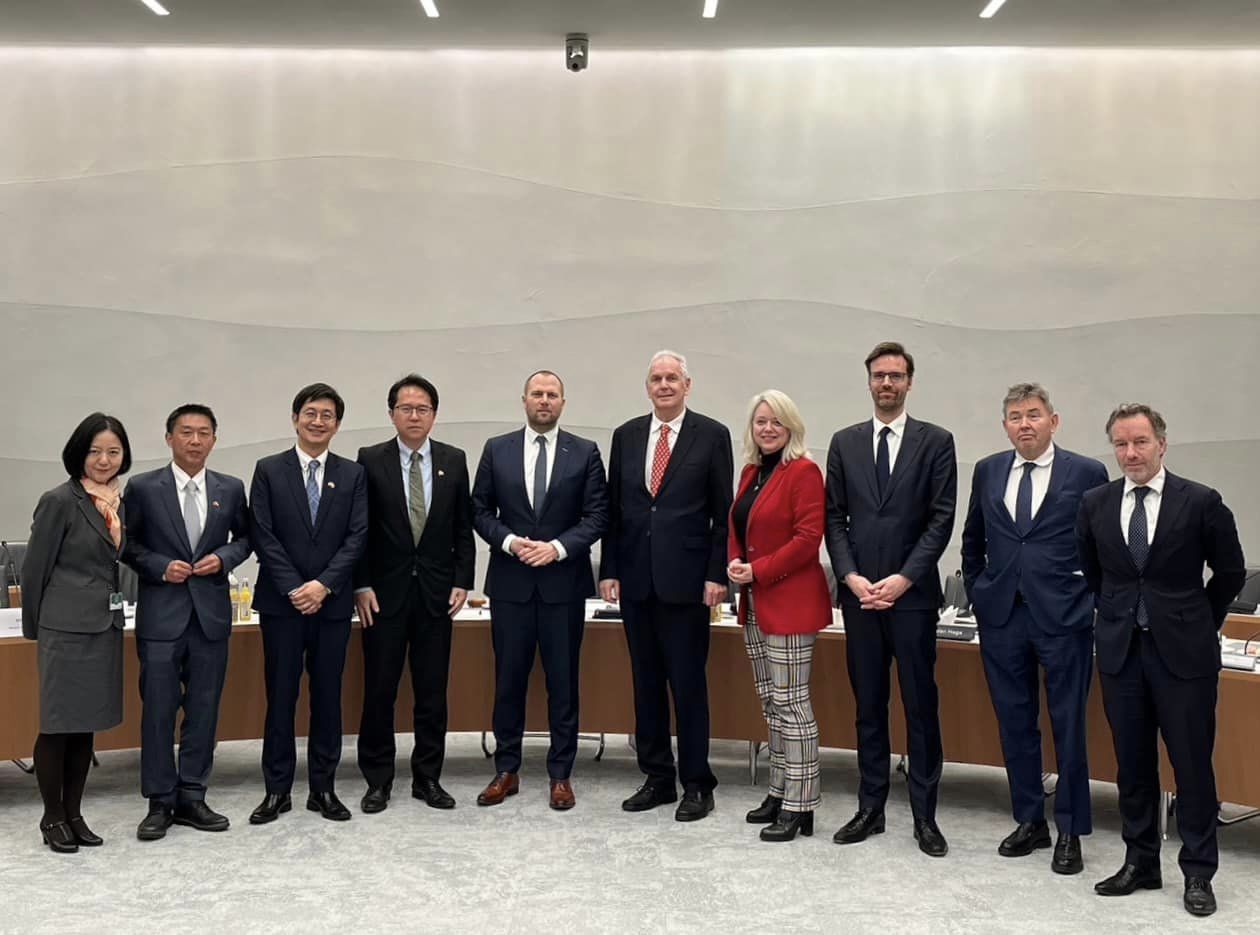 For the very first time in the history, a parliamentairy delegation from Taiwan was officially received by the Dutch Parliament.
February 14 marked a historic day for the parliamentarian relations between The Netherlands and Taiwan. Taiwanese lawmakers Chiu Chih-Wei, Tsai Shih-Ying and Hsu Chih-Chieh, along with Representative HsinHsin Chen, were welcomed by the Foreign Affairs Committee of the Tweede Kamer, the lower house of the Dutch parliament. They were personally welcomed by the committee chairman Mr. Rudmer Heerema (VVD), and among others, MPs Sjoerd Sjoerdsma (D66), Agnes Mulder (CDA), Raymond de Roon (PVV), Jan Klink (VVD) Mustafa Amhaouch (CDA), Wybren van Haga (BVNL) and Derk-Jan Eppink (JA21)
The head of delegation, Mr. Chiu, first thanked the Tweede Kamer for passing six motions in recent years to show their continued support for Taiwan. He expressed hope that the two countries can further deepen their relations in a world with mounting threats from authoritarian countries.
Mr. Tsai and Hsu expressed theirs concerns about the unprecedented Chinese aggression. They argued that both fortifying Taiwan’s self defense capability and facilitating equal dialogue from both sides of the Taiwan Strait are equally important to prevent war. In recent years the Taiwan’s Legislative Yuan has passed a series of bills to increase Taiwan’s national defense budget in order to strengthen its military resilience. 
During the meeting the Taiwanese and Dutch MPs also exchanged opinions on the war on Ukraine and its repercussions for Taiwan, Taiwan’s relations with Indo-Pacific countries, and Taiwan-EU’s cooperation on the semiconductor industry. Mr. Chiu thanked the Tweede Kamer for its warm hospitality, and hoped that the Dutch parliament can also form a delegation to visit Taiwan in the near future.