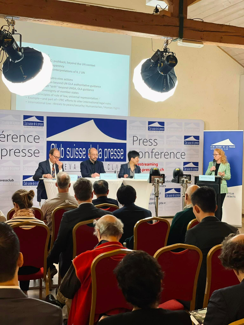 本處與日內瓦記者協會一起合辦「台灣民主的未來」研討會，邀請美國賓州大學教授Dr. Jacques deLisle(左起)、韋伯斯特大學日內瓦校區教授Dr. Lionel Fatton及本處蘇處長瑩君主講，一起討論我國公正透明的民主選舉順利完成。
<a href="https://pressclub.ch/the-future-of-taiwan-democracy/?fbclid=IwAR1Ma78gj0IabN3Br7C0l9Y5XhlazyDQXmtmnY3H3RYiGG1OBxMO20ARsz8_aem_AR6I54FVOFHcHCbnKc4Emgq_kZvBO9s6hHOmWuHKOsS6QbIkw8KKbZcMZdimBbHuZrKf_S-Vl252XU5exfjp39qy" target="_blank">研討會連結</a>