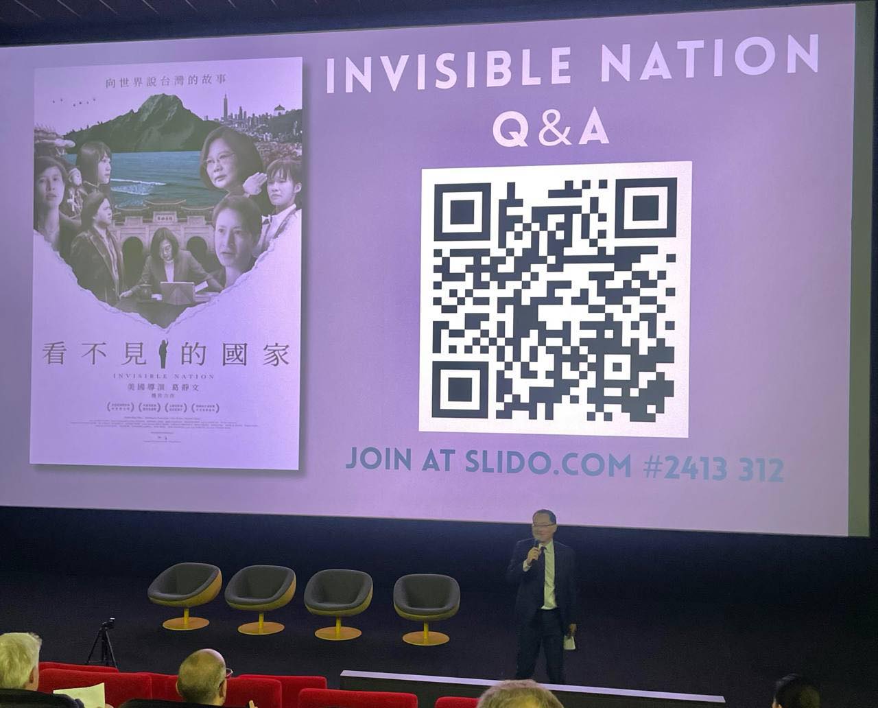 本處與 Taiwan Youth Initiatives in Europe 歐洲臺灣青年協會共同主辦紀錄片 《看不見的國家》 放映會，李冠德處長歡迎前來參與的國際友人與僑胞，一同見證臺灣民主發展與推動人權的歷程，並強調臺灣將持續與國際社會加強合作，共同守護民主與自由價值。
在映後座談中，導演 Vanessa Hope 女士線上與會，並與日內瓦人道法與人權學院研究員Jonathan Andrew 、中華民國常駐世界貿易組織代表團副常任代表吳建輝、日內瓦韋伯斯特大學國際關係副教授 Lionel Fatton 博士，以及瑞士國會議員、綠黨副主席兼瑞士國會友台小組共同主席 Nicolas Walder深入交流。
與談嘉賓們強調，臺灣在區域安全與國際社會中扮演重要角色，重申對民主制度與普世價值的堅定支持，並呼籲民主國家加強對臺灣的支持與團結。