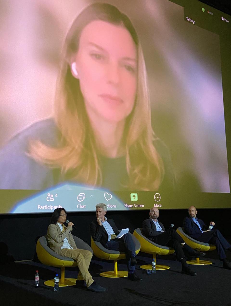 本處與 Taiwan Youth Initiatives in Europe 歐洲臺灣青年協會共同主辦紀錄片 《看不見的國家》 放映會，李冠德處長歡迎前來參與的國際友人與僑胞，一同見證臺灣民主發展與推動人權的歷程，並強調臺灣將持續與國際社會加強合作，共同守護民主與自由價值。
在映後座談中，導演 Vanessa Hope 女士線上與會，並與日內瓦人道法與人權學院研究員Jonathan Andrew 、中華民國常駐世界貿易組織代表團副常任代表吳建輝、日內瓦韋伯斯特大學國際關係副教授 Lionel Fatton 博士，以及瑞士國會議員、綠黨副主席兼瑞士國會友台小組共同主席 Nicolas Walder深入交流。
與談嘉賓們強調，臺灣在區域安全與國際社會中扮演重要角色，重申對民主制度與普世價值的堅定支持，並呼籲民主國家加強對臺灣的支持與團結。