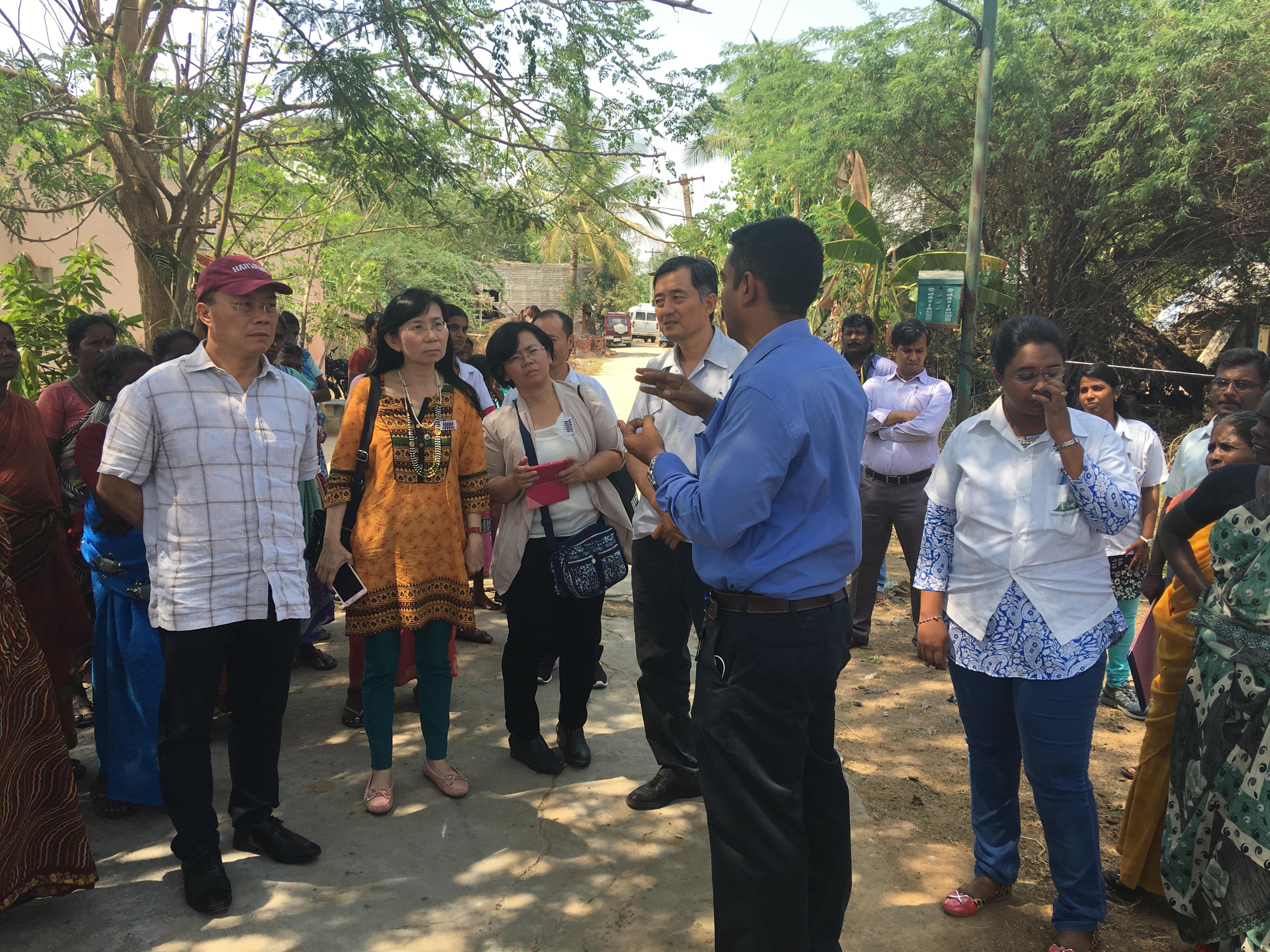 訪團乙行參訪印度手牽手基金會(Hand in Hand, India)在Mathur及Mangal兩村落建立的公用衛浴及盥洗設備一景