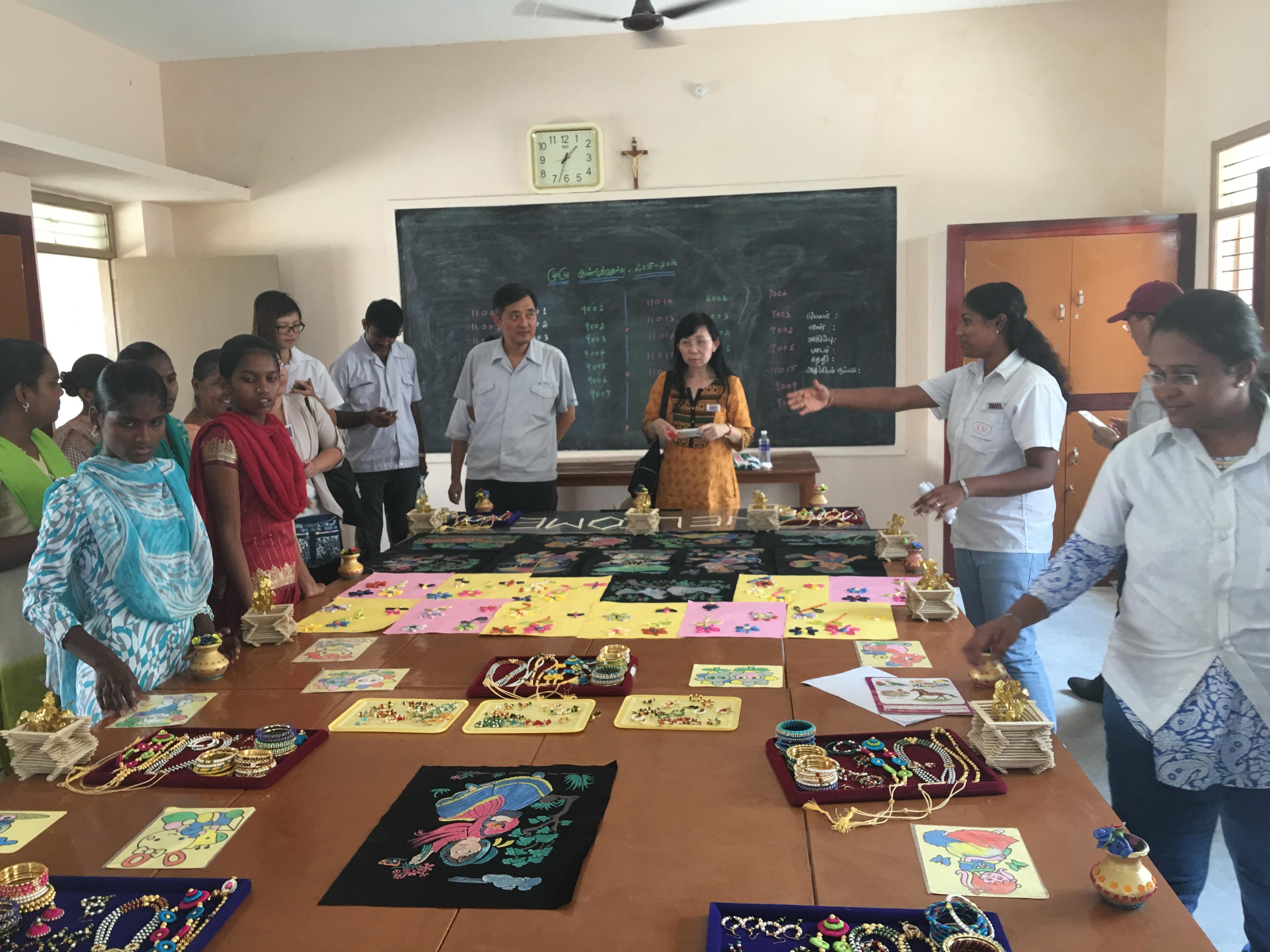 訪團乙行參訪豐泰企業股份有限公司印度廠贊助之Bon Secours School啟聰學校學生製作之手工藝品一景