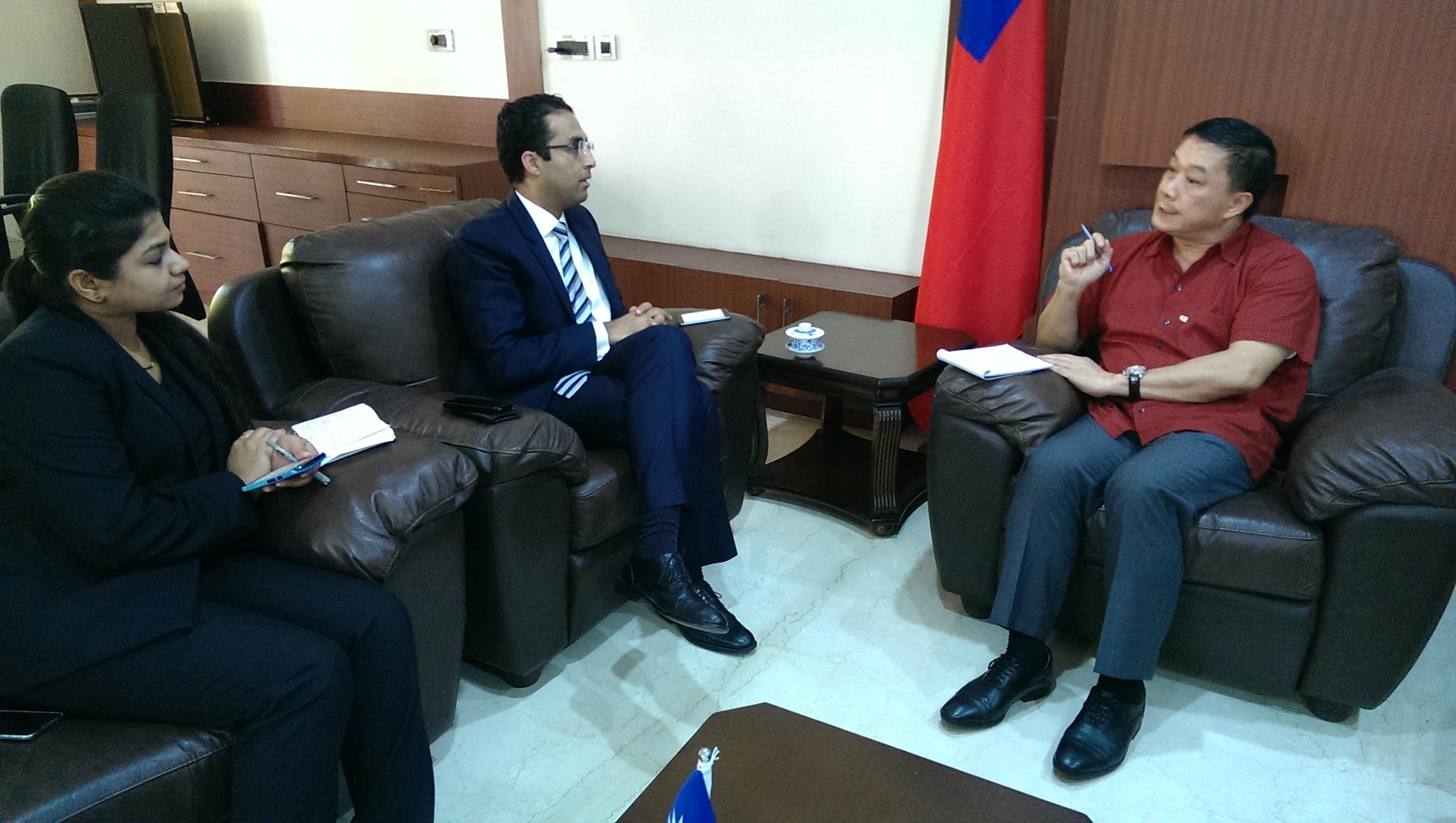 李朝成處長(右)
Mr. Madhav Sehgal(中)
Ms. Nandhini Pasumarthy(左)