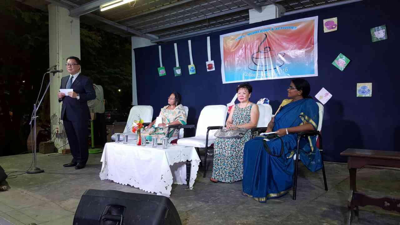 圖片說明：駐清奈辦事處李朝成處長（左）、馬德拉斯基督教女青年會會長夏蜜拉摩西（左2）、Veenshing Hu醫師（右2）、副會長卡帕娜（右）