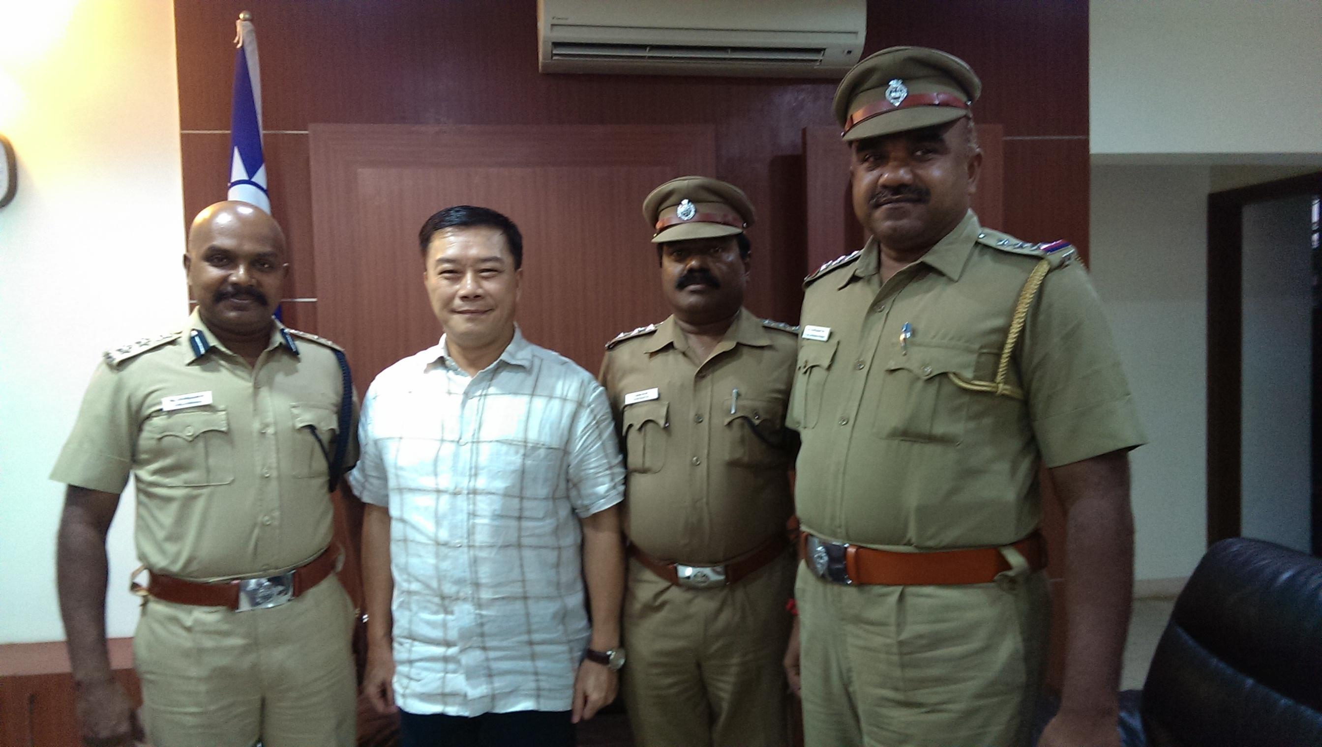 李朝成處長（左2）

清奈市Mylapore警局副警察總長Mr. V. Balakrishnan（左）

清奈市Mylapore警局警官Mr. N. Balakrishnan Prabhu（右）

清奈市Mylapore警局助理警察總長Mr. S. Murugaiyan（右2）
