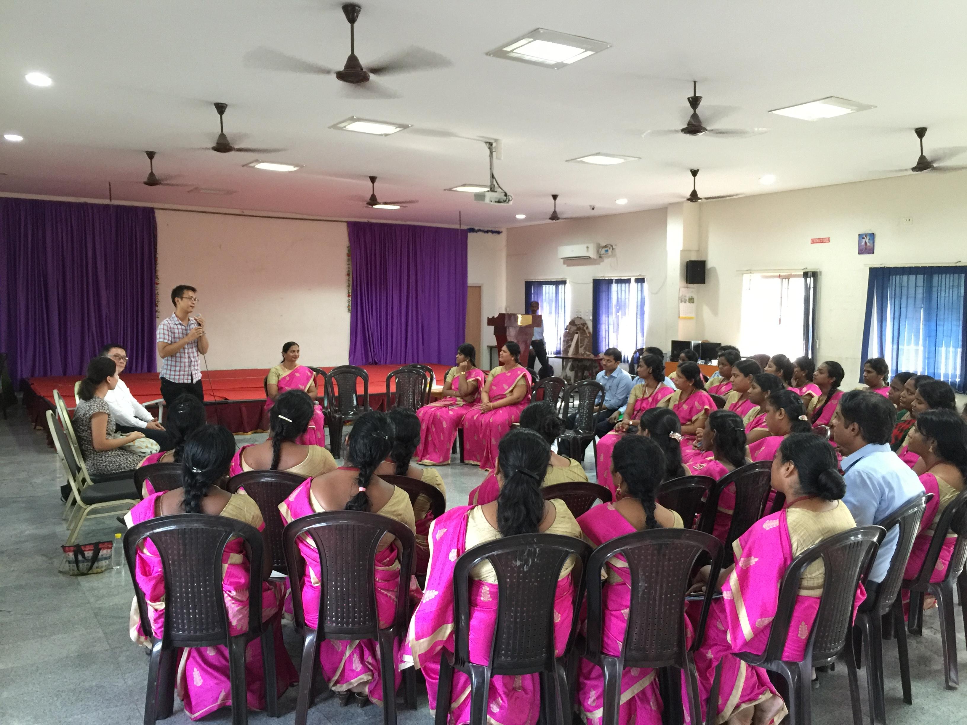 印度理工學院馬德拉斯分校陳奕勳老師(站立致詞者)