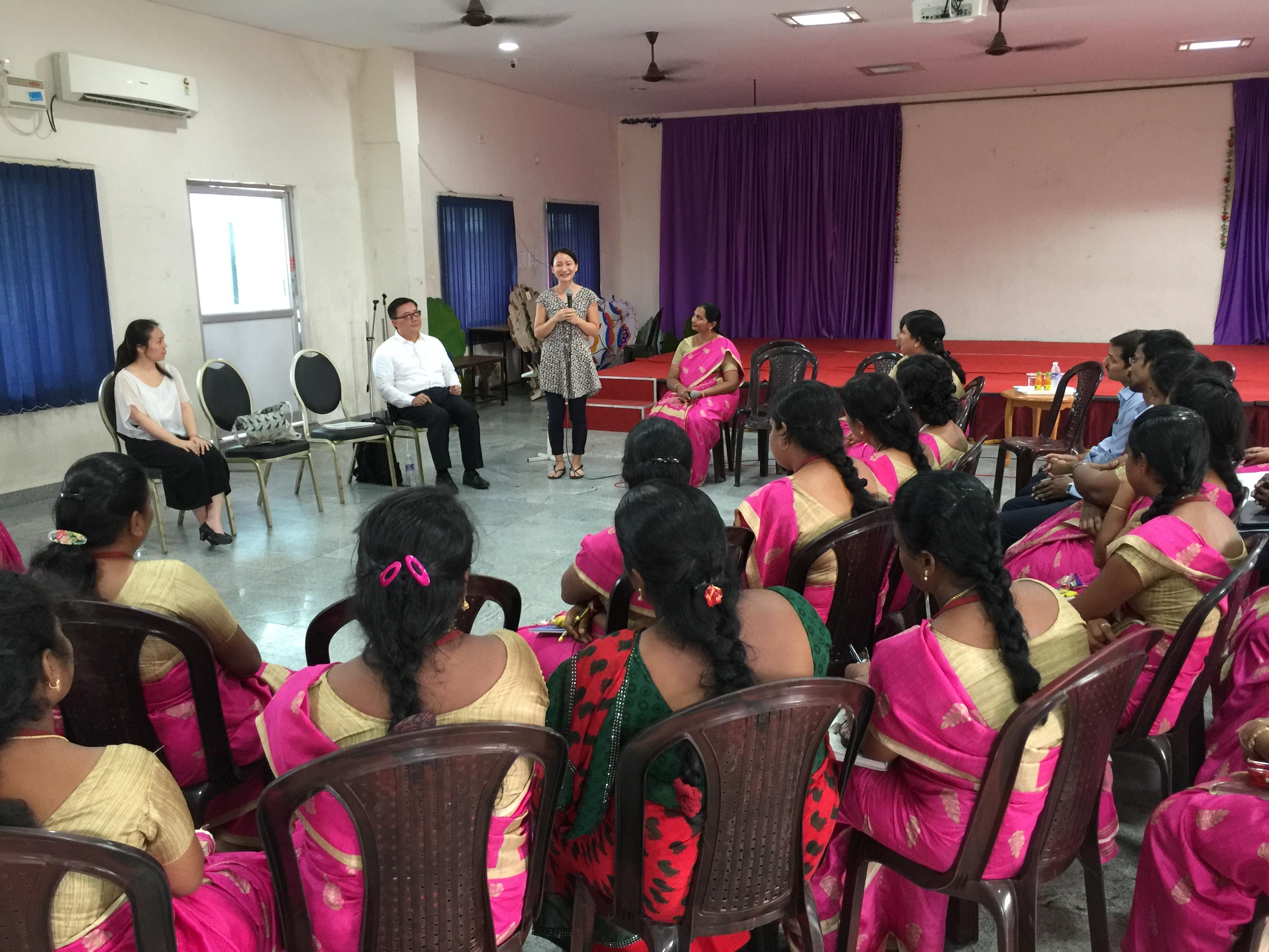 Vel Tech理工大學張瓊文老師(站立致詞者)