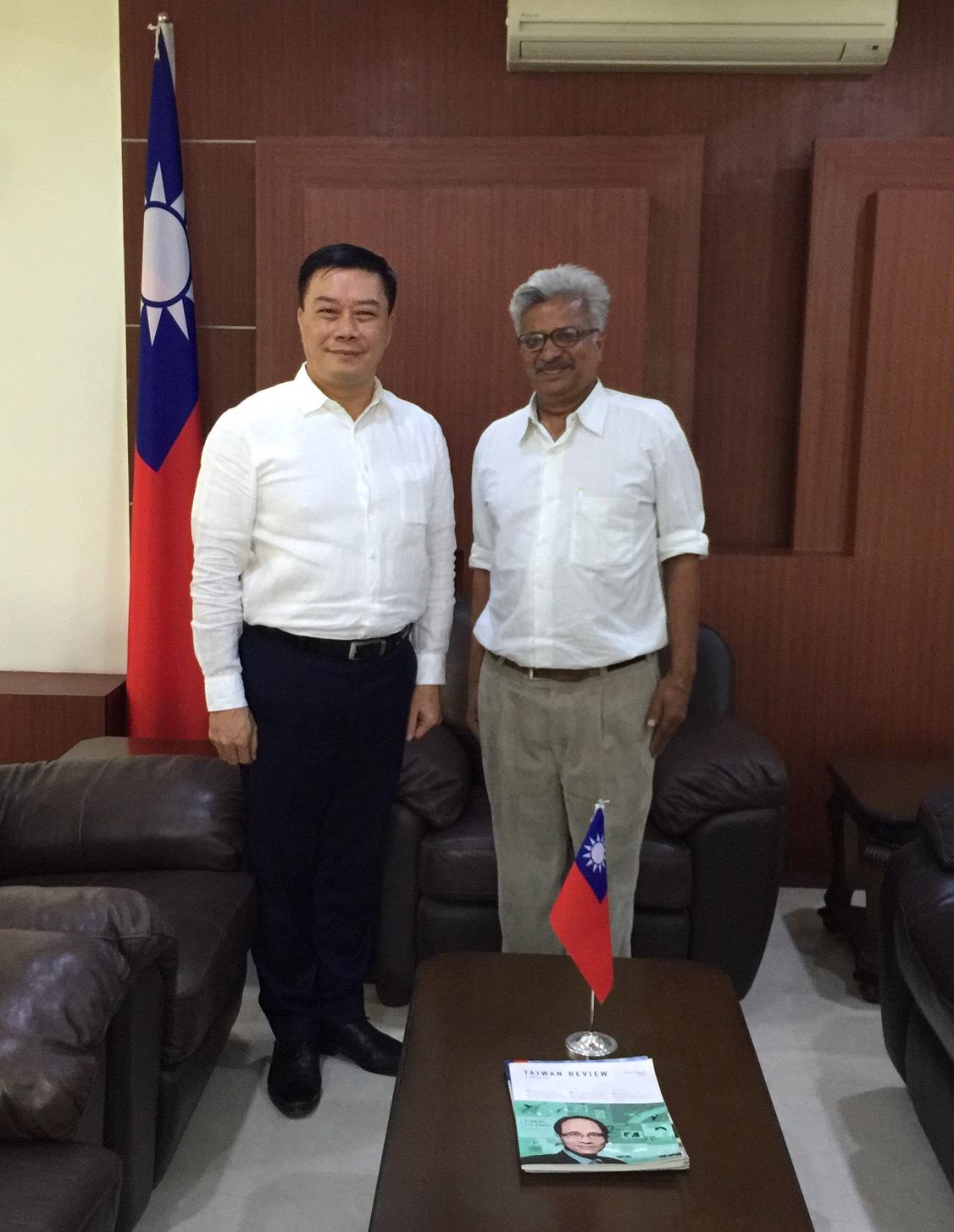 李朝成處長(左)；馬德拉斯大學政治系主任Ramu Mannivannan(右)
