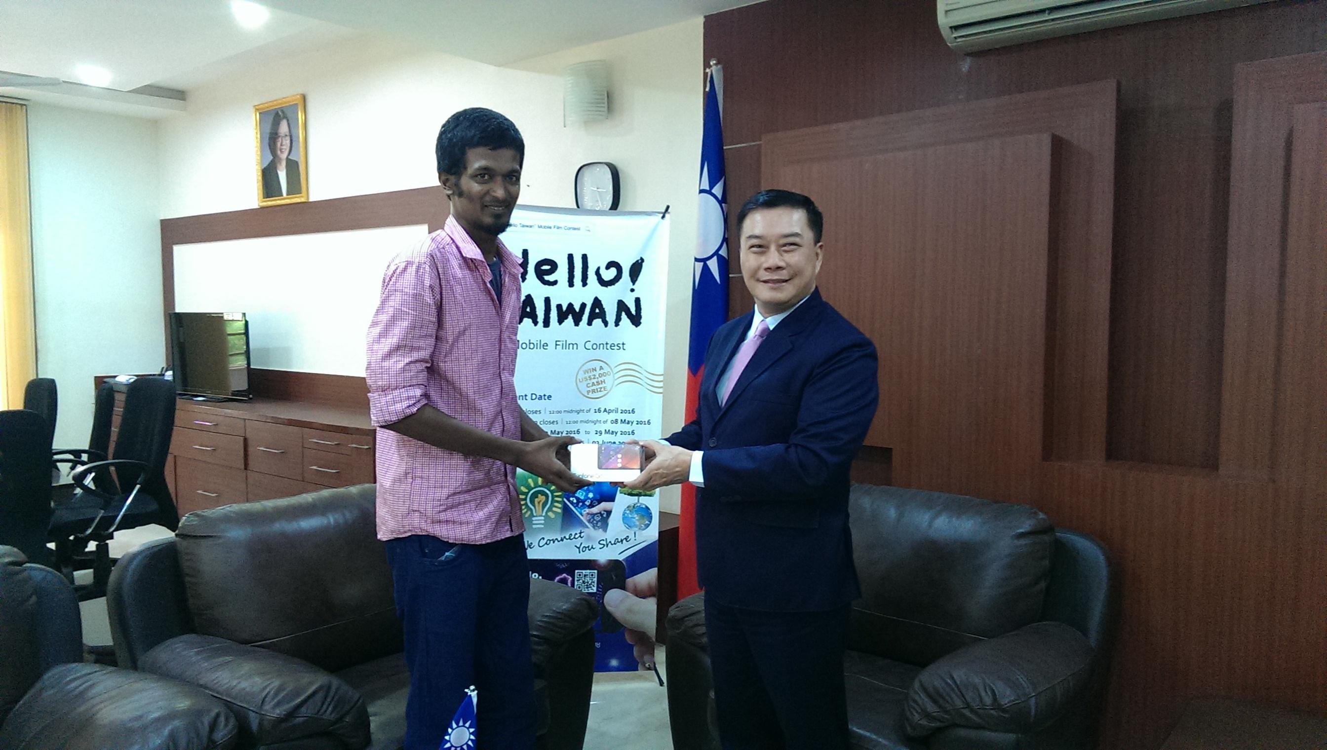 李朝成處長(右);維爾斯大學得獎學生M. Purushothaman(左)