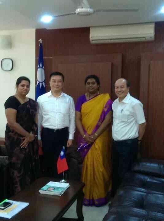 李朝成處長(左二);Evelyn Swithin Immanuel Hephzibah(右二);Sobiya Sriidharan(左);鐘坤助組長(右)