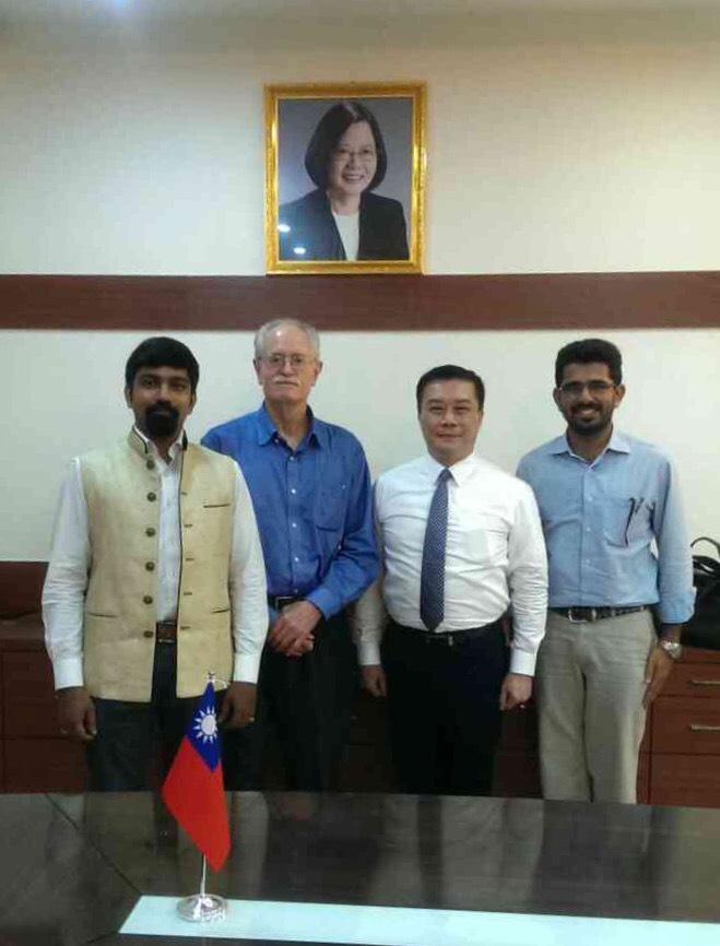 李朝成處長(右二);高龍江(John W. Garver)教授(左二);Mr. Vithiyapathy Purushothaman (左); Mr. Sandeep(右) 