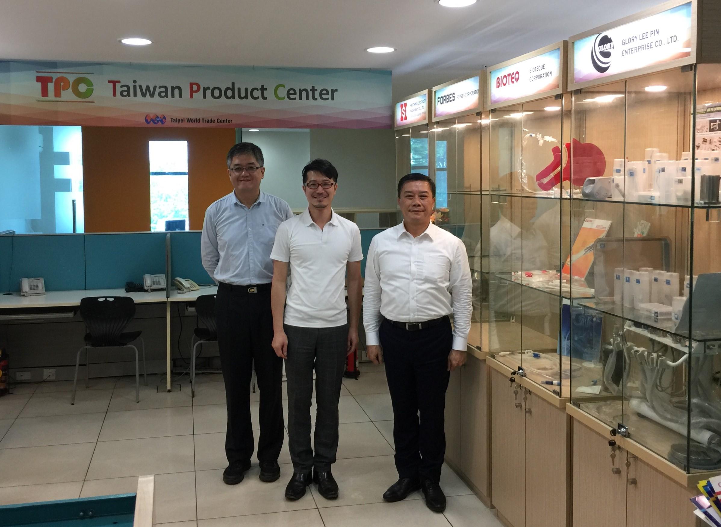 李朝成處長(右)；蔡岱鋒主任（中）；李士勛專員（左）