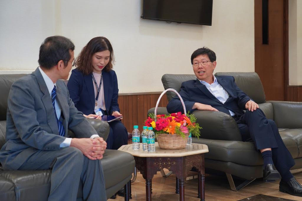 駐清奈台北經濟文化辦事處處長陳俊郎與鴻海集團董事長劉揚偉就台印經貿投資情形交換意見。