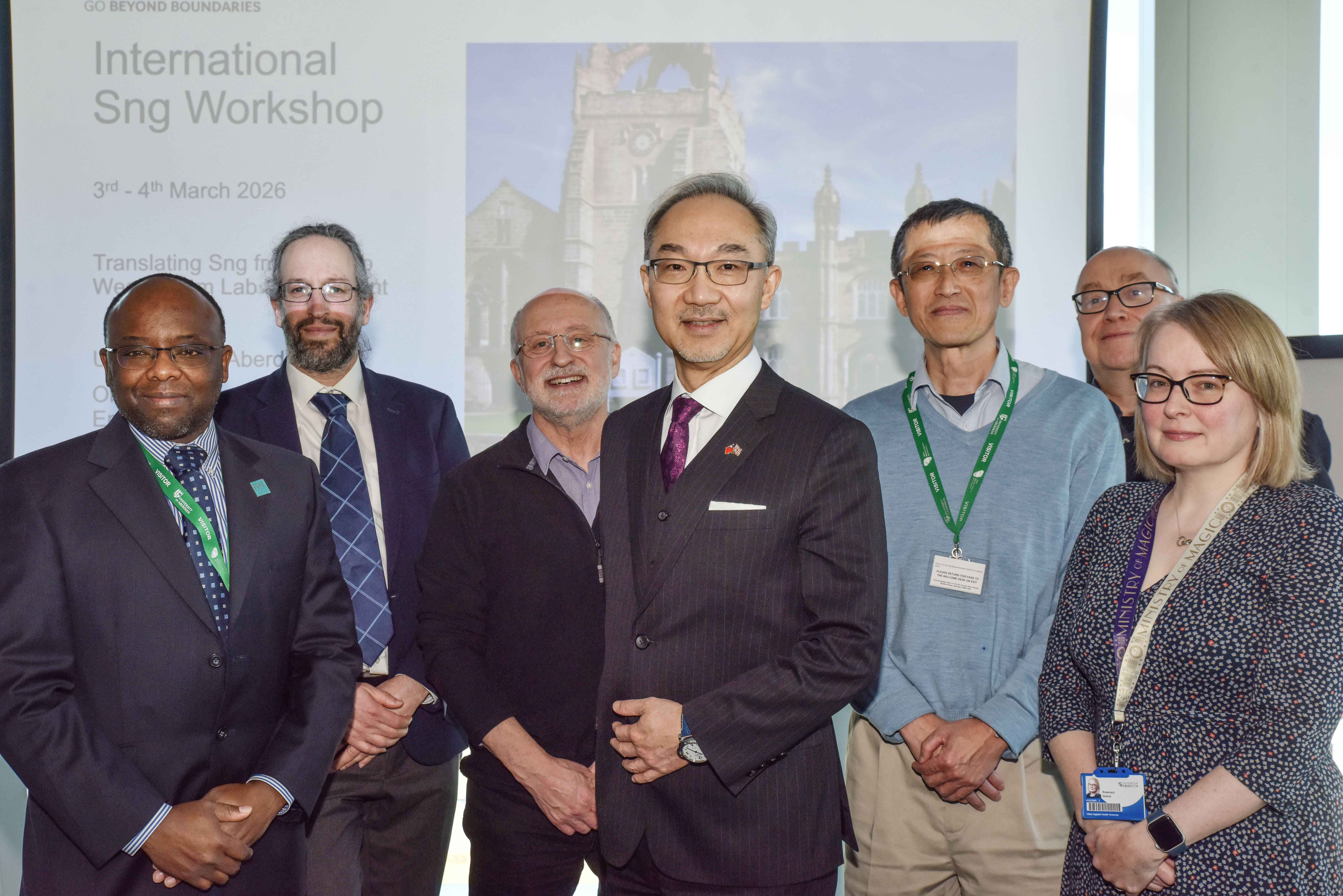 115年3月4日駐英國代表處姚大使金祥於亞伯丁「臺灣-蘇格蘭雙邊國際研討會」與愛丁堡王家學會副會長詹姆斯朱古那教授(Professor_James_NJUNGUNA)(左一)、中研院特聘研究員陳志成(右三)