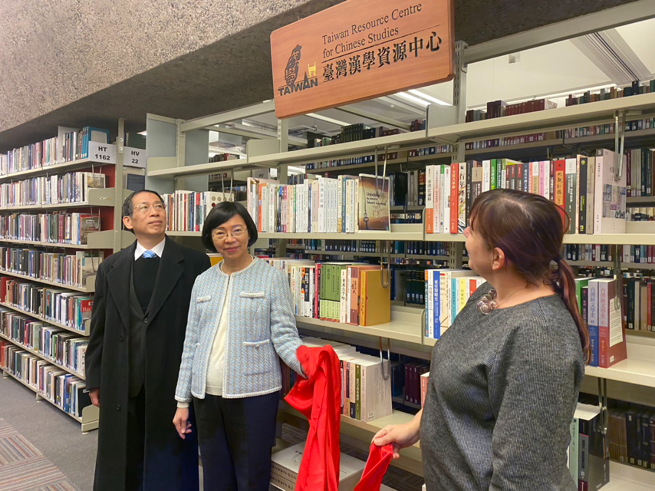 國家圖書館曾館長淑賢及林博士能山乙行於12月8日訪問英國聖安德魯大學並共同啟動「臺灣漢學資源中心」，本處張處長嘉政偕同仁出席揭牌活動及捐贈書籍儀式。