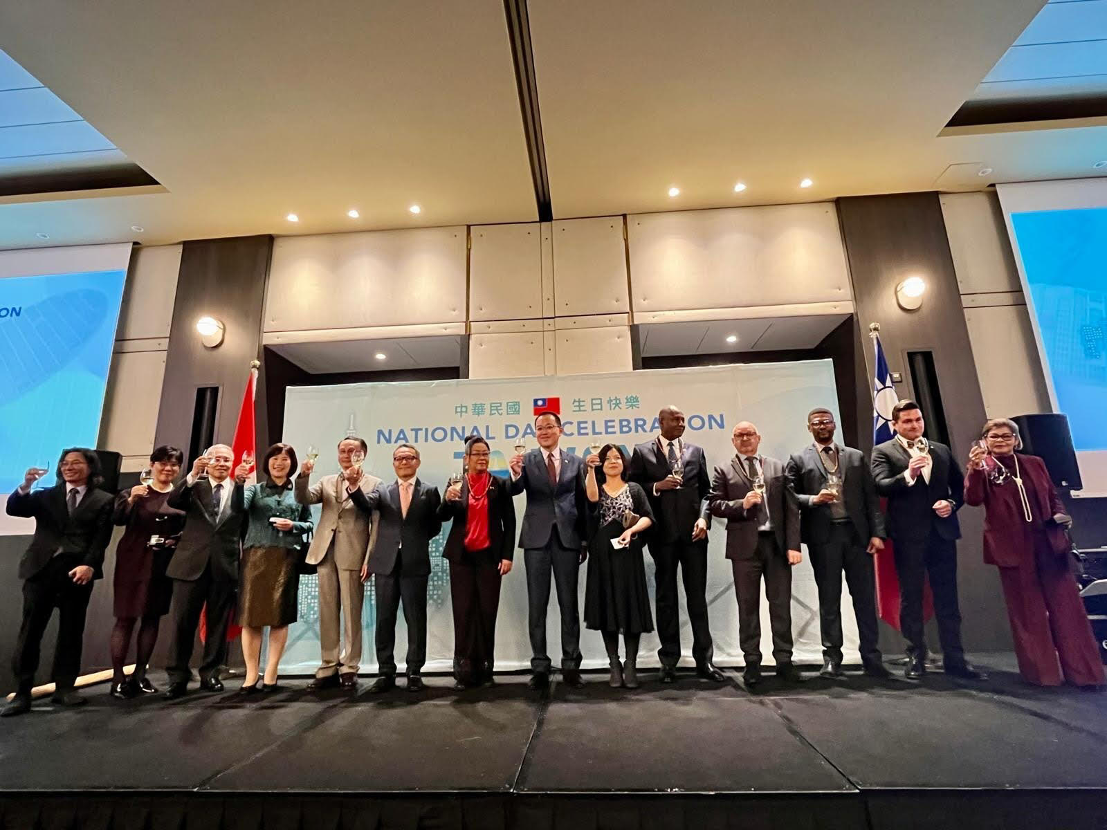 WTO代表團與駐日內瓦辦事處合辦國慶酒會。
圖片左起WTO代表團吳建輝公使、林明誠公使夫婦、黃昭元大使夫婦、駐瑞士代表處王思為大使、馬紹爾群島迪布倫大使(Dorean deBrum)、駐日內瓦辦事處李冠德處長夫婦、海地駐WTO大使Amb. Madsen Cherudin、巴拉圭大使Amb. Raul Cano Ricciardi、瓜地馬拉公使Edgar Andres Molina Linares、貝里斯外交部次長Amalia Mai 