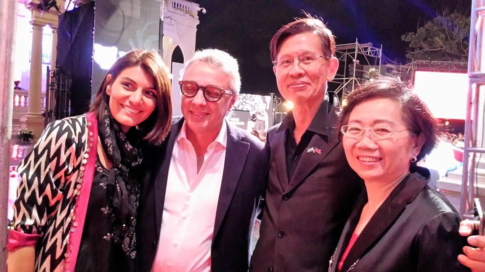 3月21日駐處黃聯昇大使參加虎市服裝秀與虎市市長Julio Zamora合影