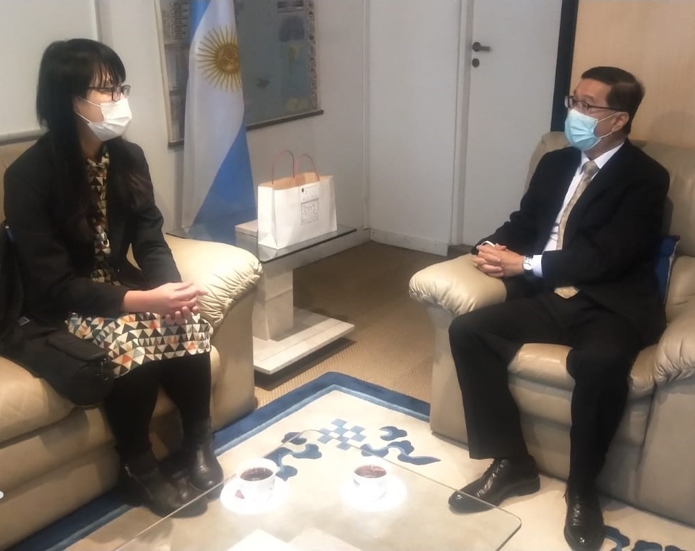 曹大使立傑接見中央社駐阿根廷特派記者 
El Emb. Miguel Tsao recibe a la corresponsal de Agencia Central de Noticias de Taiwan en Argentina