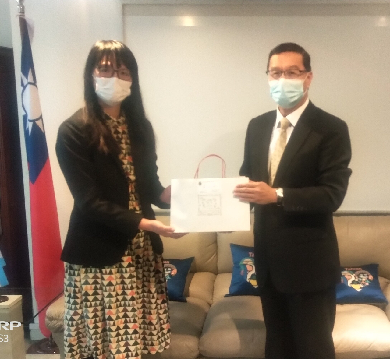 曹大使立傑接見中央社駐阿根廷特派記者 
El Emb. Miguel Tsao recibe a la corresponsal de Agencia Central de Noticias de Taiwan en Argentina