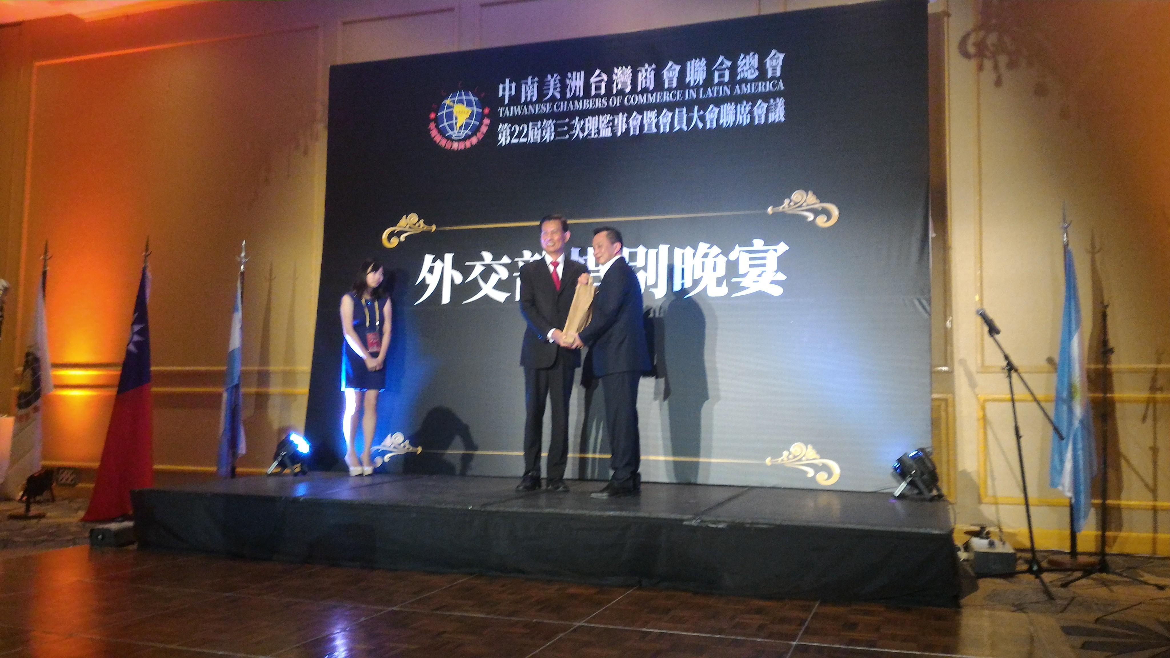 Emb. Huang, Lien-Sheng, pronunciando palabras en la cena en honor a los miembros participantes de la Asamblea de la Cámara de Comercio de Taiwán en Latinoamérica, ofrecida por el Ministerio de Relaciones Exteriores de la República de China en Taiwán.
