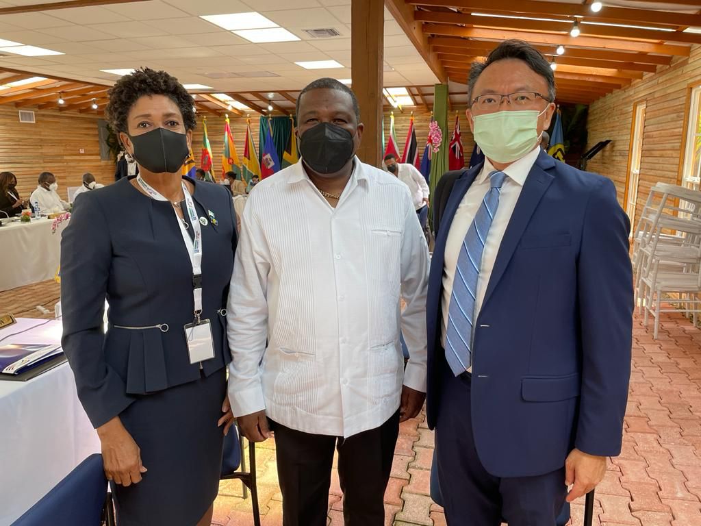 照片由左至右：聖露西亞駐加勒比海共同體(CARICOM)大使Elma Gene Isaac、包提斯外長、錢大使冠州