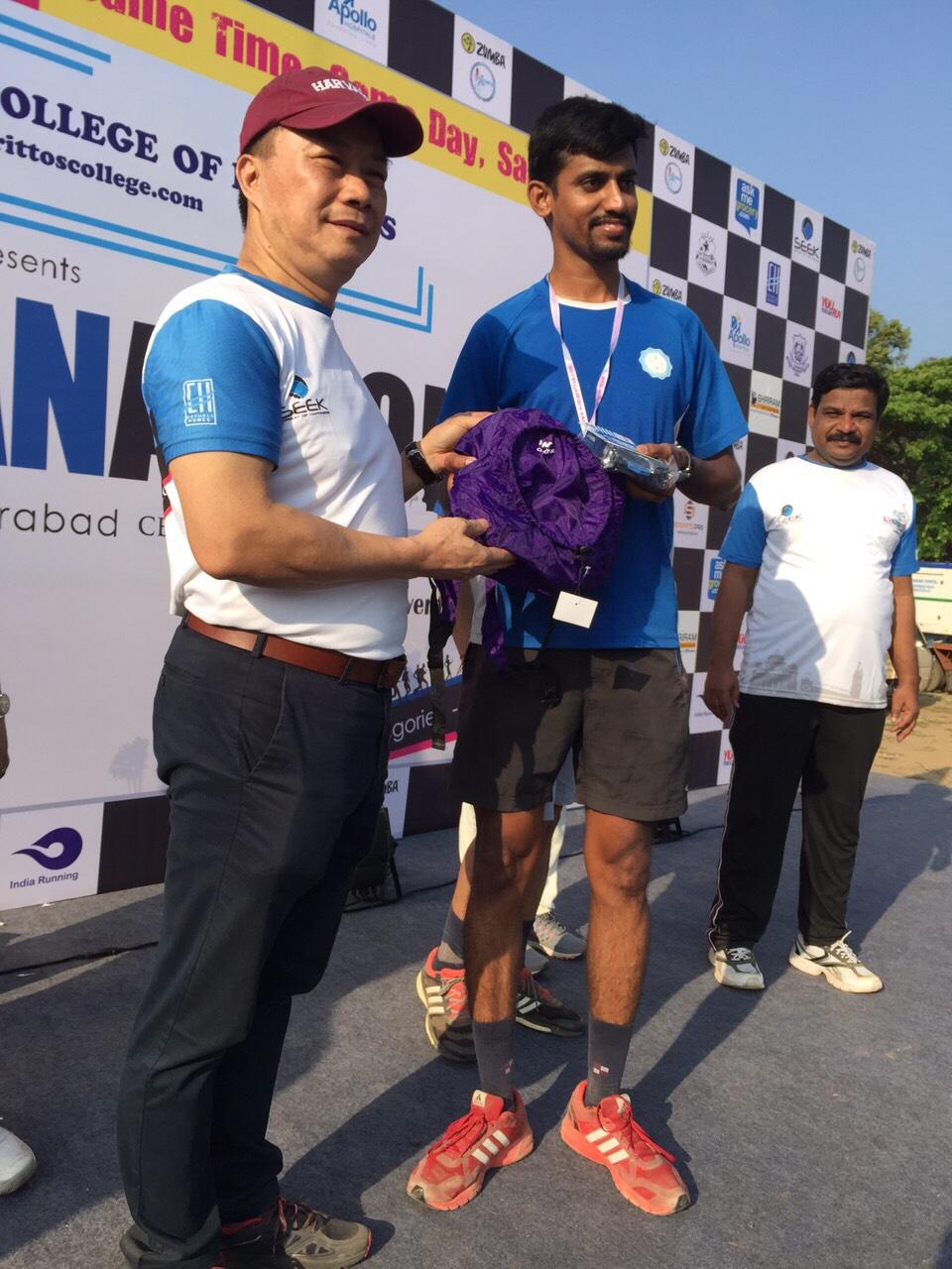 Director General Charles Li(L)