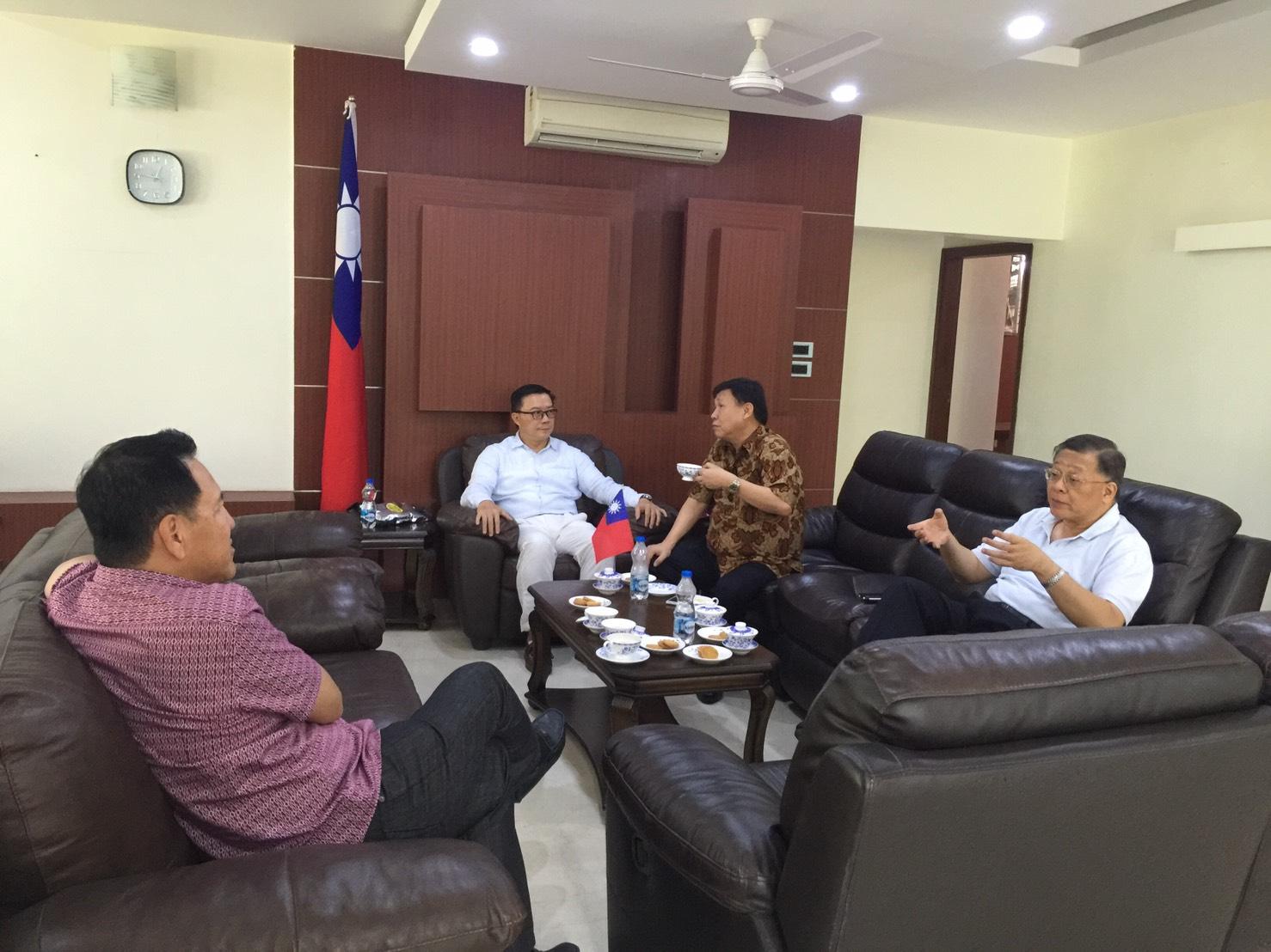 Director General Charles Li (L2)
Mr. Pui-Man Sung (R)
Mr. Tan Sri Datuk David Chu (L)
Mr. Antonius Lie (R2)
