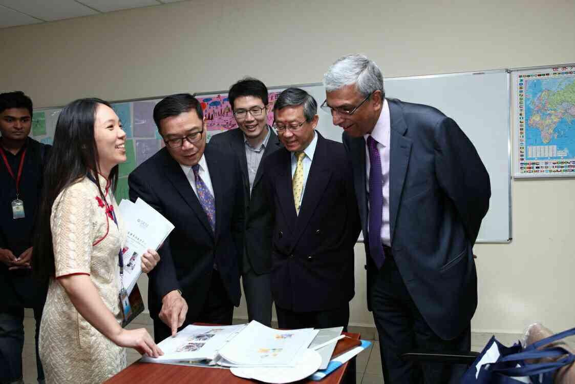 Director General Charles Li (L3),President National Tsing Hua University Prof. Hocheng Hong (R2), Vice Chancellor Dr. Pabir K. Bagchi (R), Taiwan Education Center Mandarin Teacher Ms. Zoe Chou (L2)