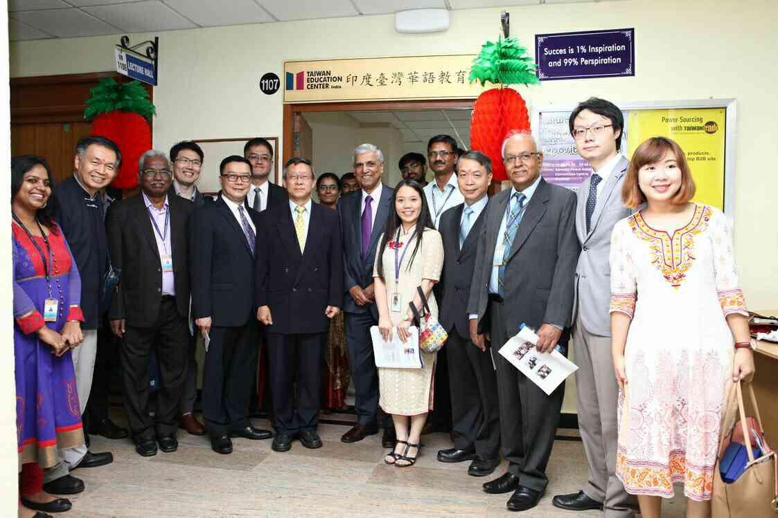 Head of Department Prof. K. Anbazhagan (L3), Director General CharlesLi (L4), President National Tsing Hua University Prof. Hocheng Hong (L5), Vice Chancellor Dr. Pabir K. Bagchi (R6), Minister Counsellor Richard Y.S. Qiu (R4) and Director of International Relations Dr. Kartar Singh(R3)