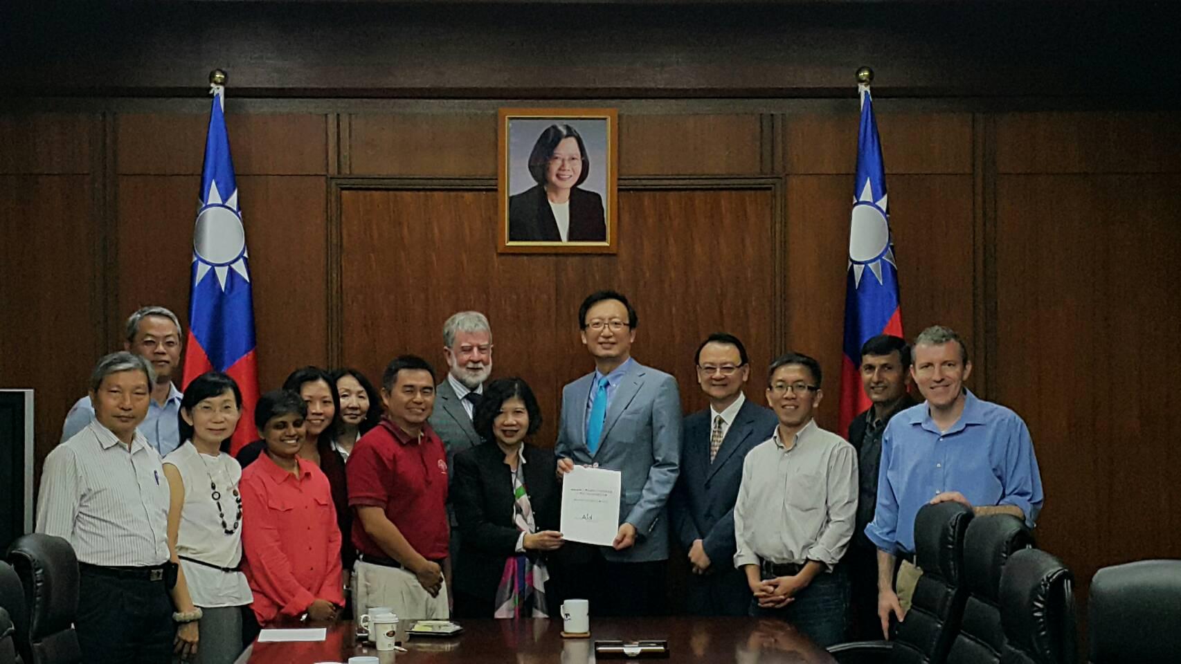 Vice Foreign Minister Mr. François Chih-Chung Wu (R5)；Director General of Department of NGO International Affairs, MOFA, Mr. Diego Lin Chou (Center R)； Chairperson of Taiwan AID Ms. Rebecca King-Ying Wang(Center L)；Ms. Princess Beula (Front L3)；Ms. Nina Kao (Front L2)
