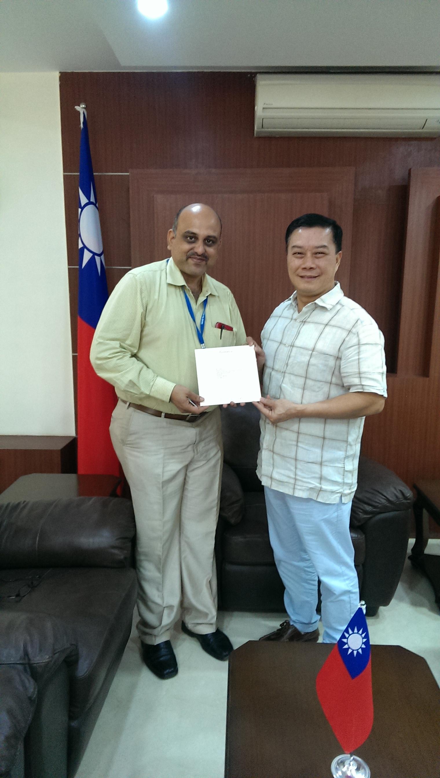 Director General Charles Li(R)；Mr. V. Badrinarayanan(L) 