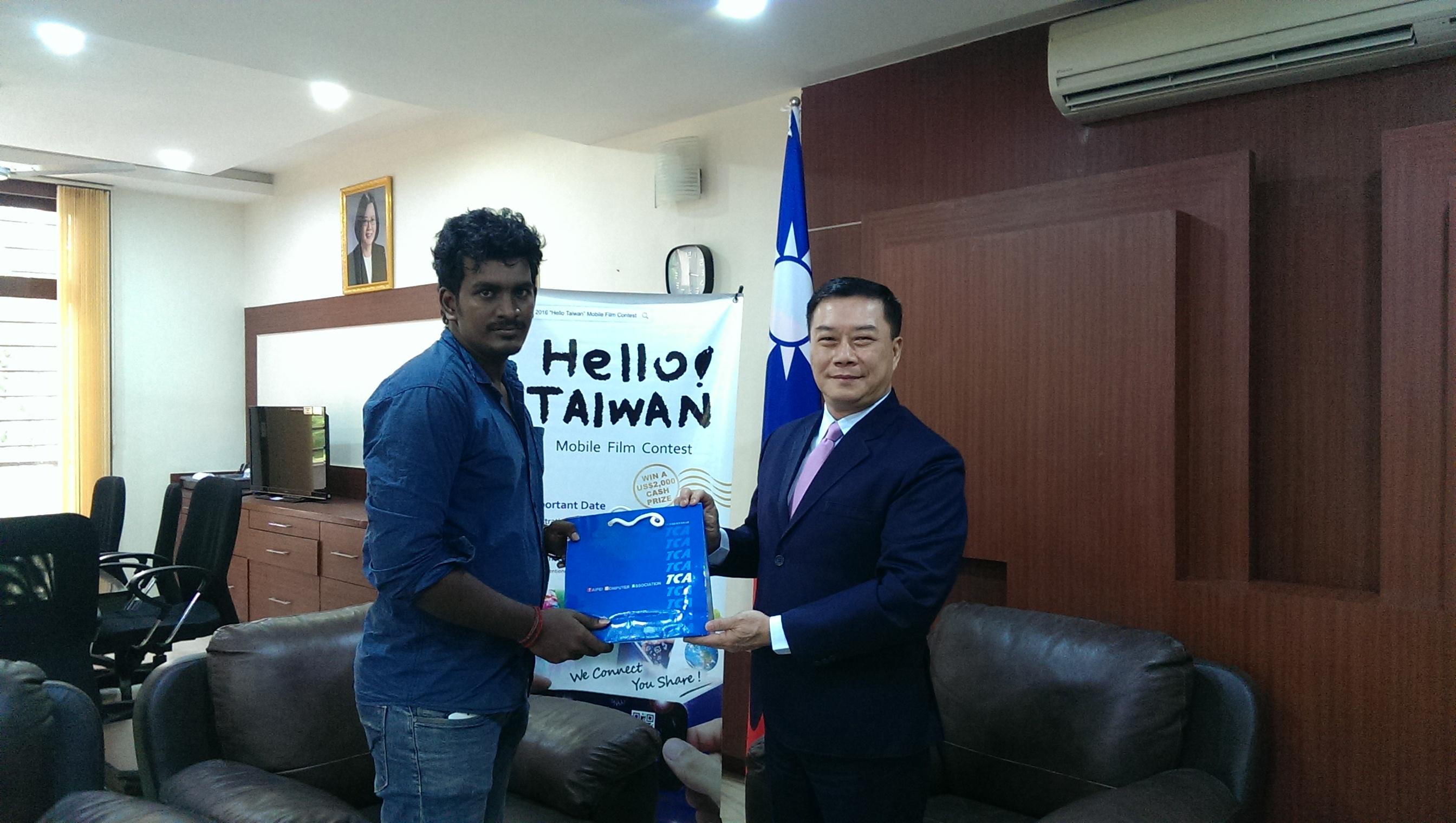 Director General Charles Li (R);Mr. M. Bharanidharan of Vels University (L)